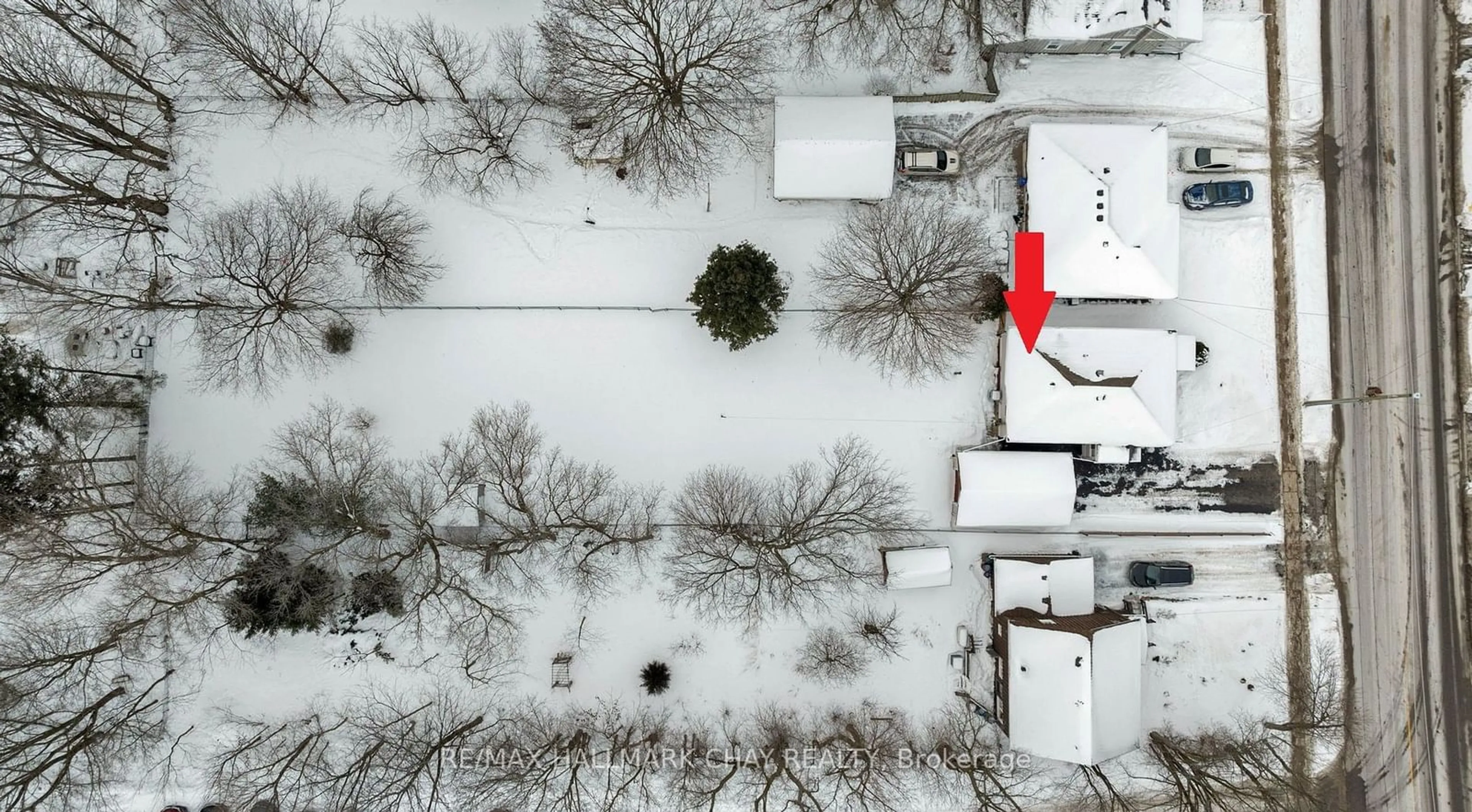 A pic from outside/outdoor area/front of a property/back of a property/a pic from drone, street for 115 Penetang St, Barrie Ontario L4M 1V7