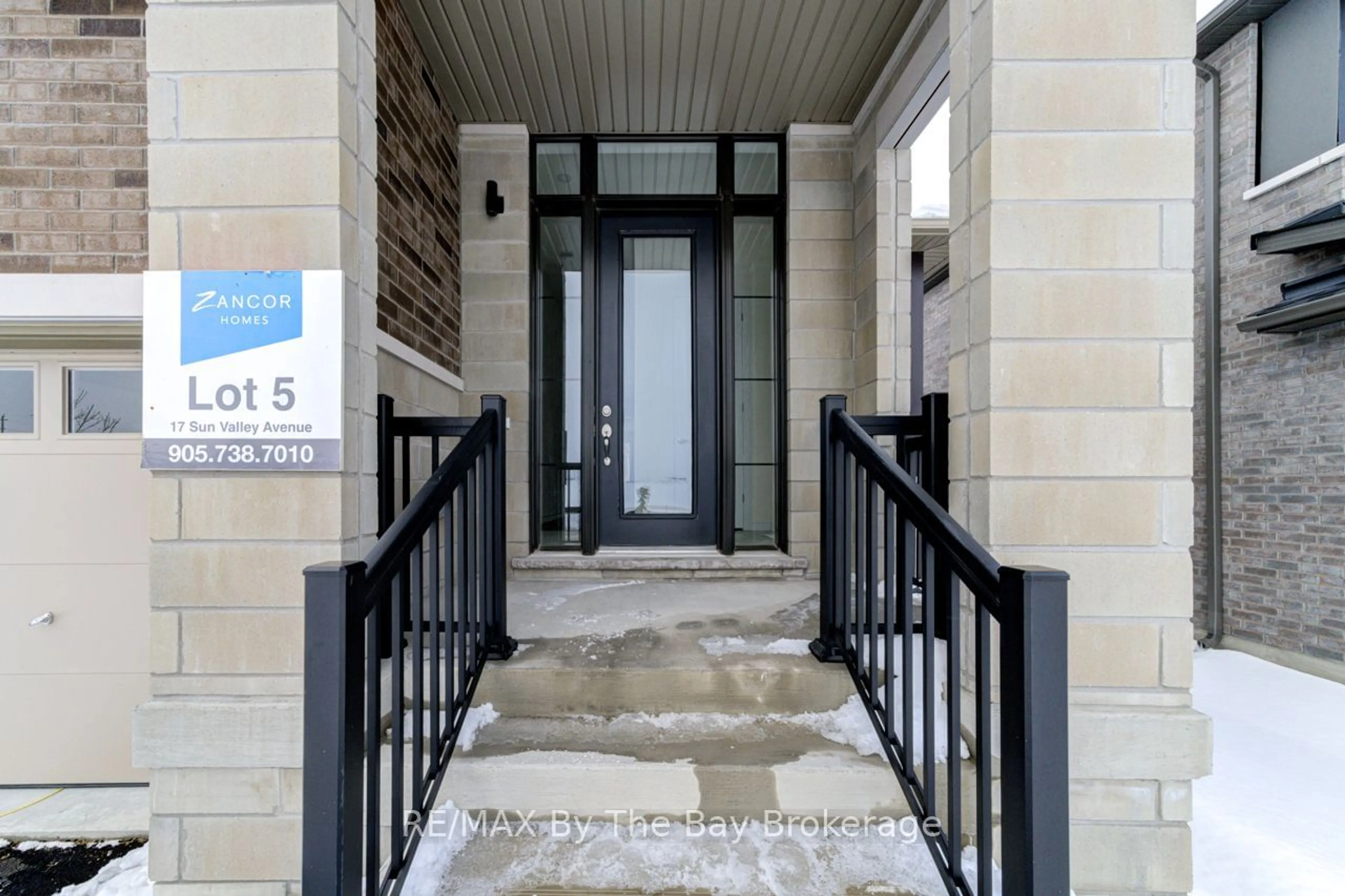 Indoor entryway for 17 Sun Valley Ave, Wasaga Beach Ontario L9Z 0N6