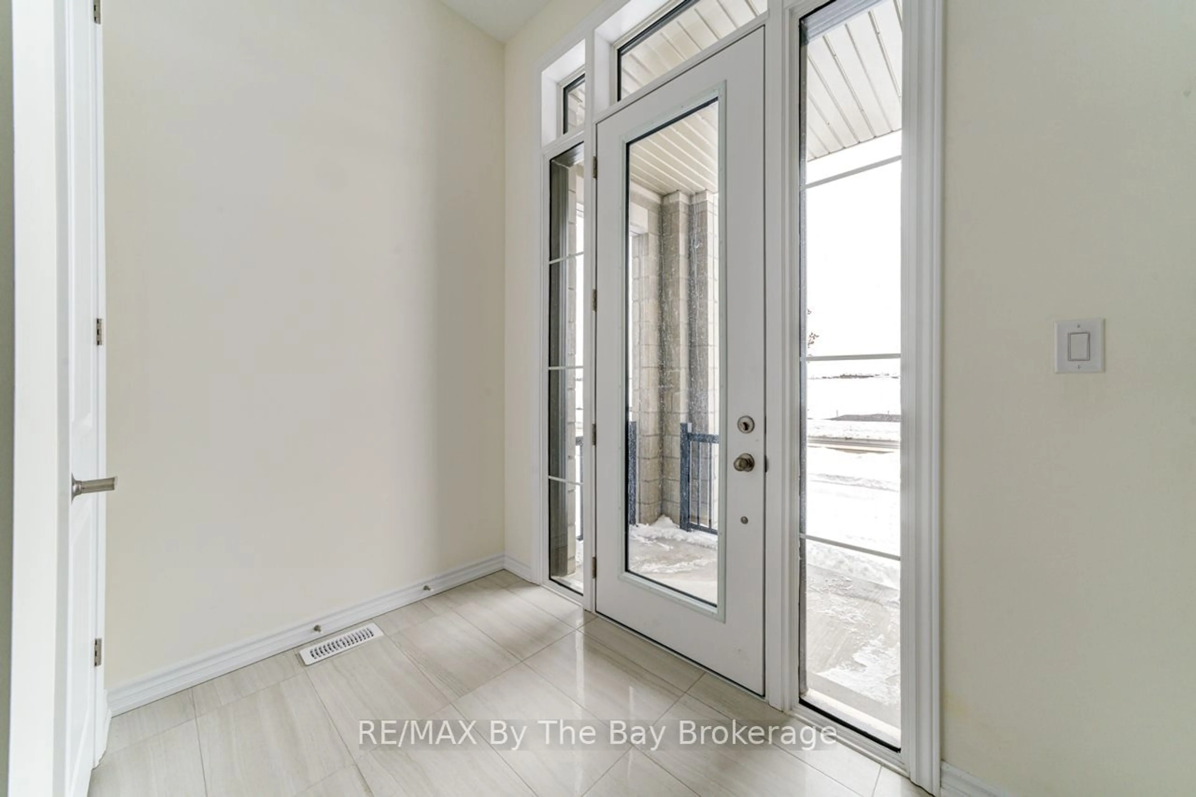 Indoor entryway for 17 Sun Valley Ave, Wasaga Beach Ontario L9Z 0N6