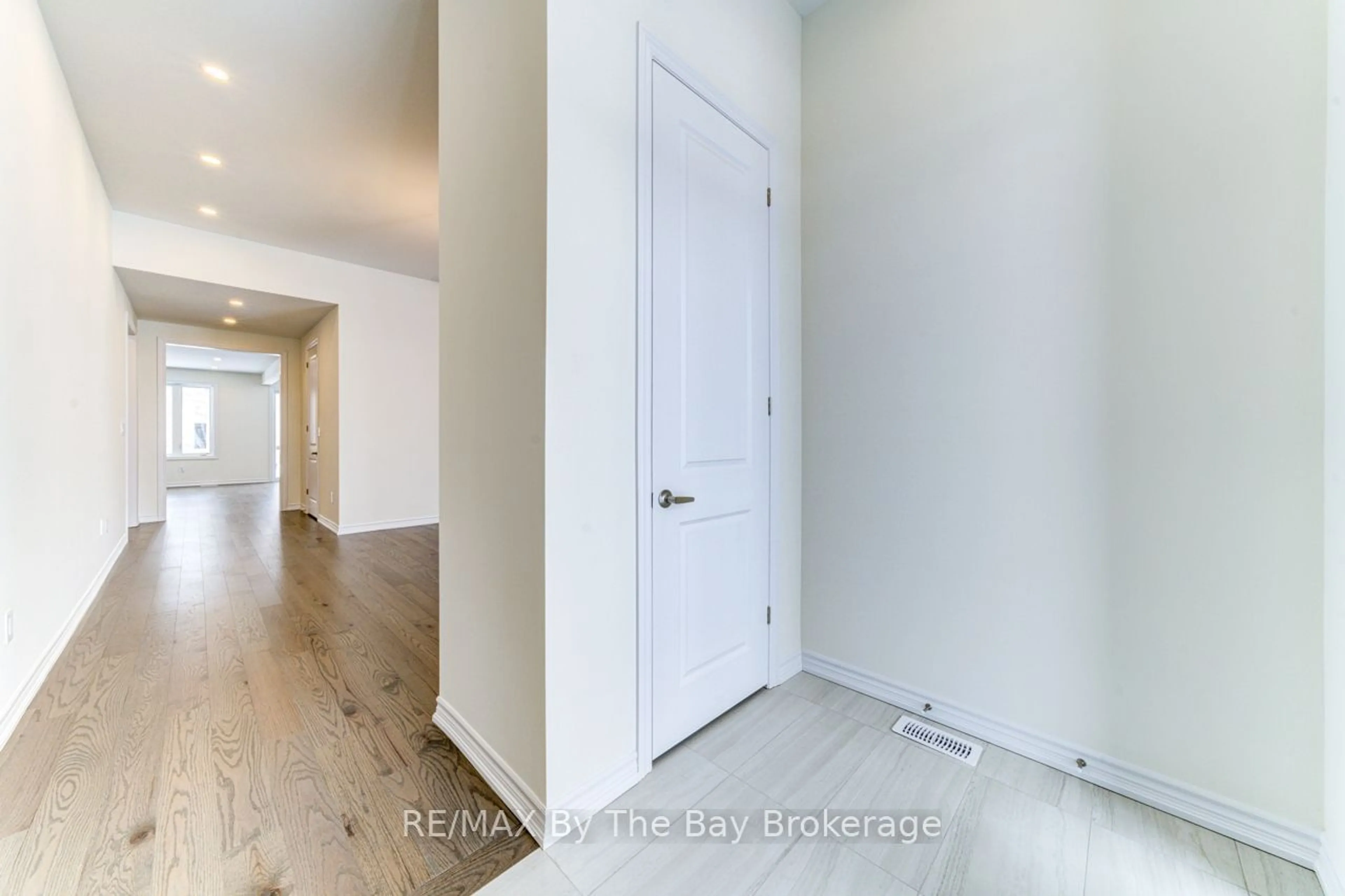 Indoor entryway for 17 Sun Valley Ave, Wasaga Beach Ontario L9Z 0N6