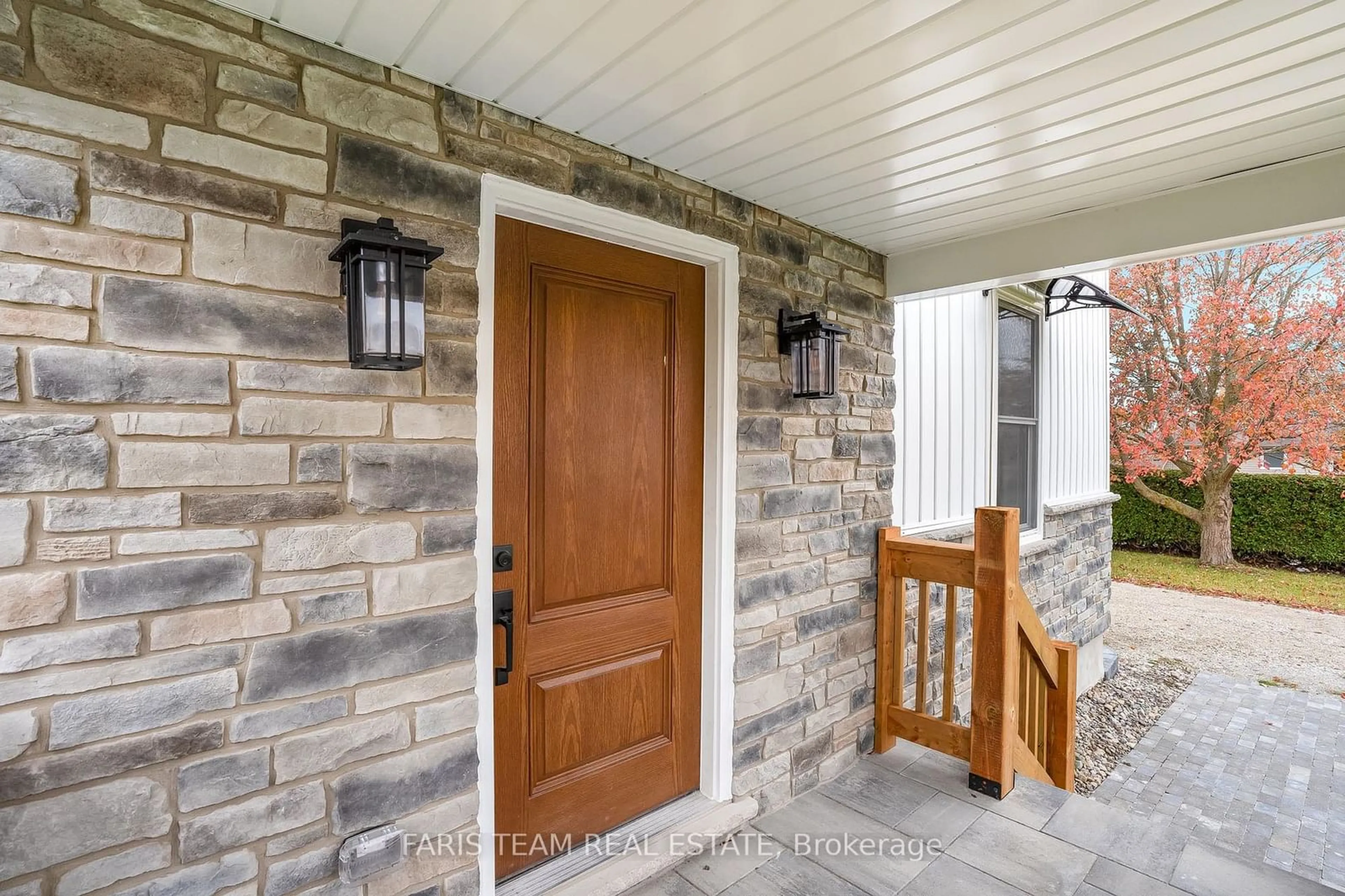 Indoor entryway for 9 Bertram Dr, Springwater Ontario L0L 1P0