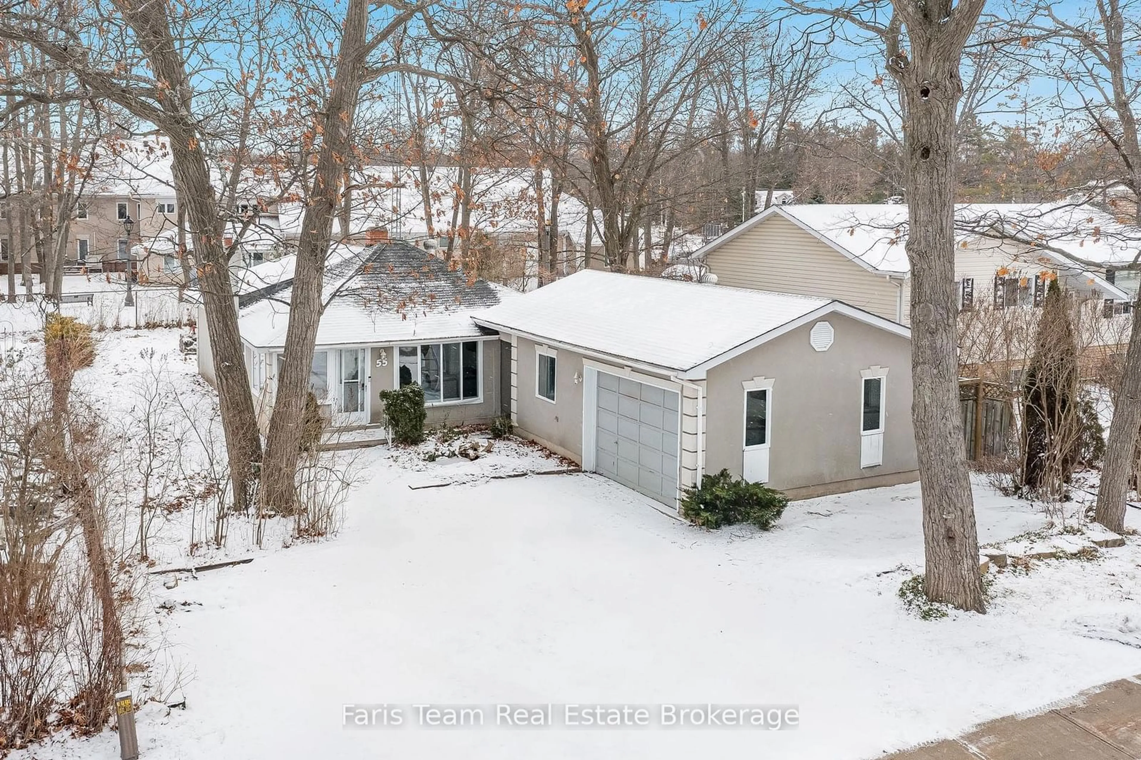 A pic from outside/outdoor area/front of a property/back of a property/a pic from drone, street for 55 River Avenue Cres, Wasaga Beach Ontario L9Z 2K6