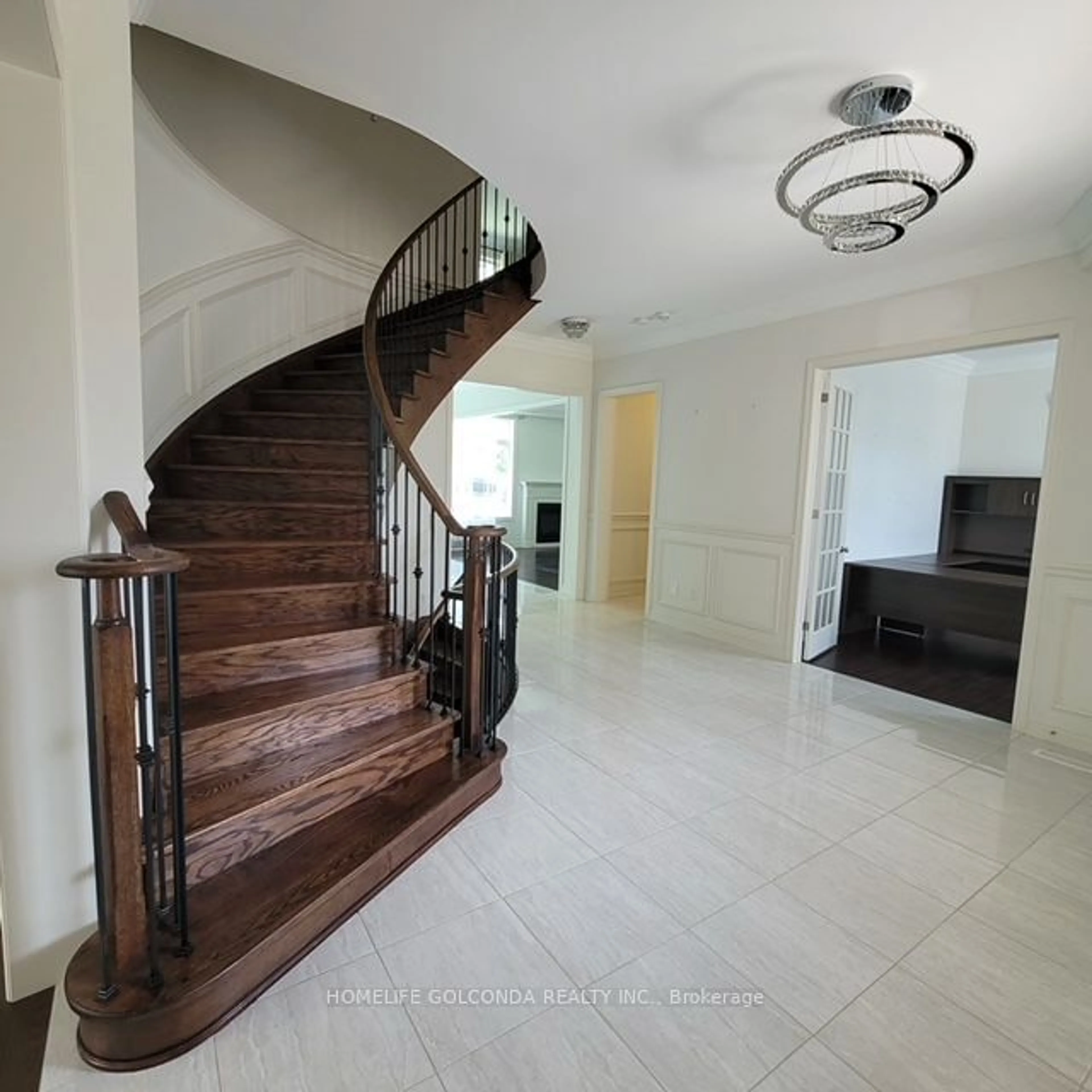 Indoor foyer for 49 Redmond Cres, Springwater Ontario L9X 1Z8