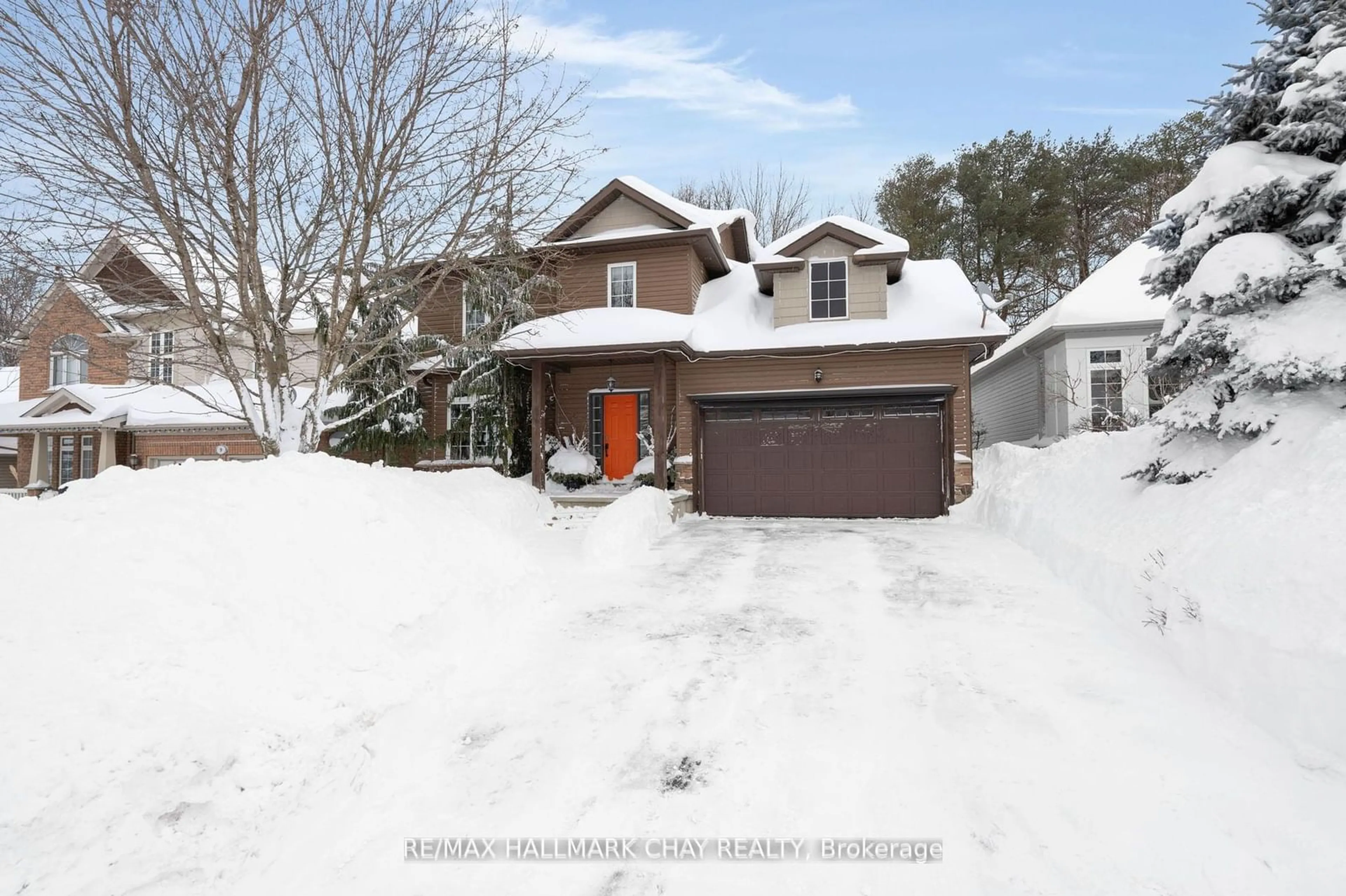 A pic from outside/outdoor area/front of a property/back of a property/a pic from drone, street for 11 OAKMONT Ave, Oro-Medonte Ontario L0L 2L0