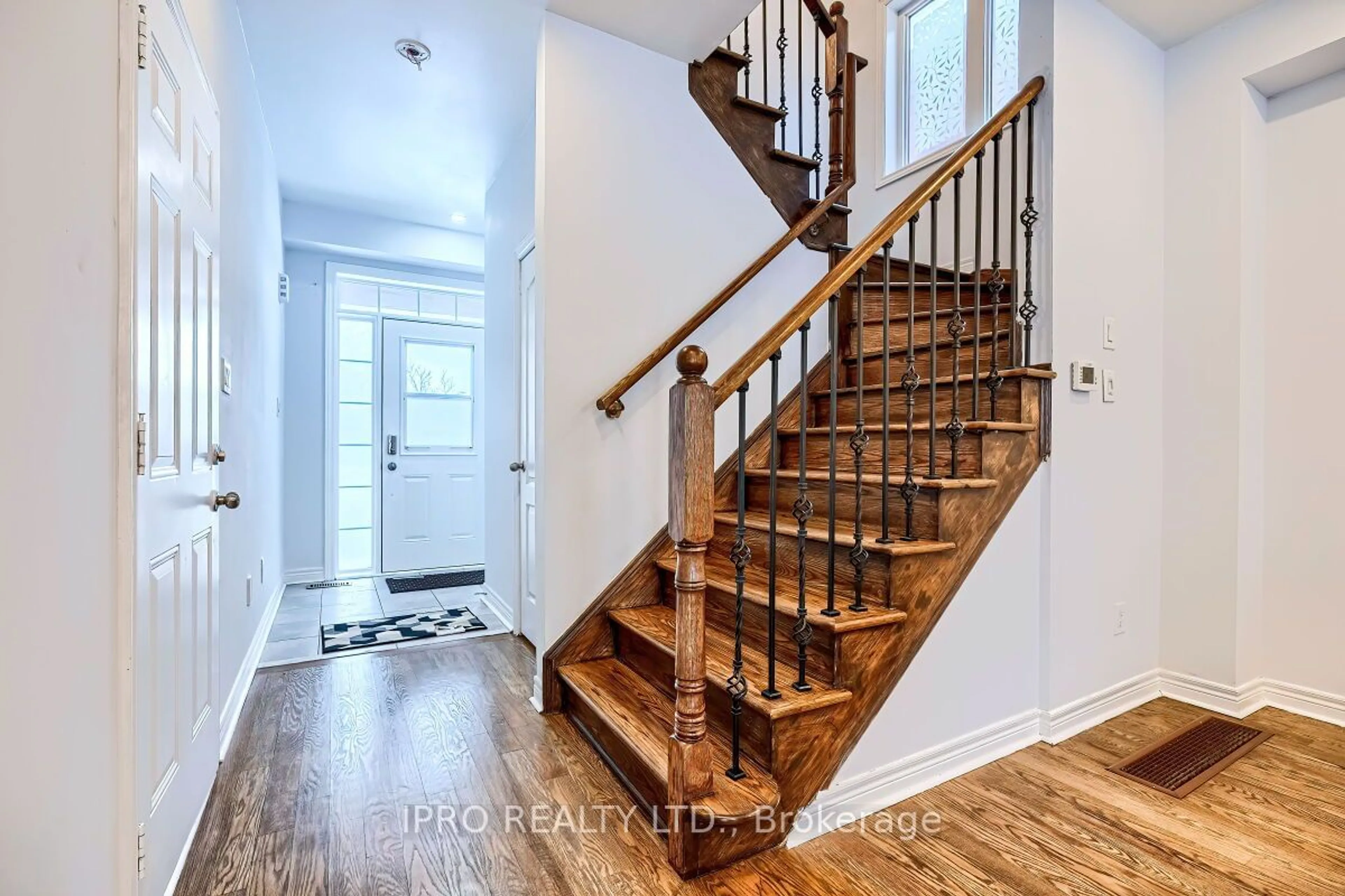 Indoor entryway for 36 Forsyth Cres, Barrie Ontario L4N 5K4