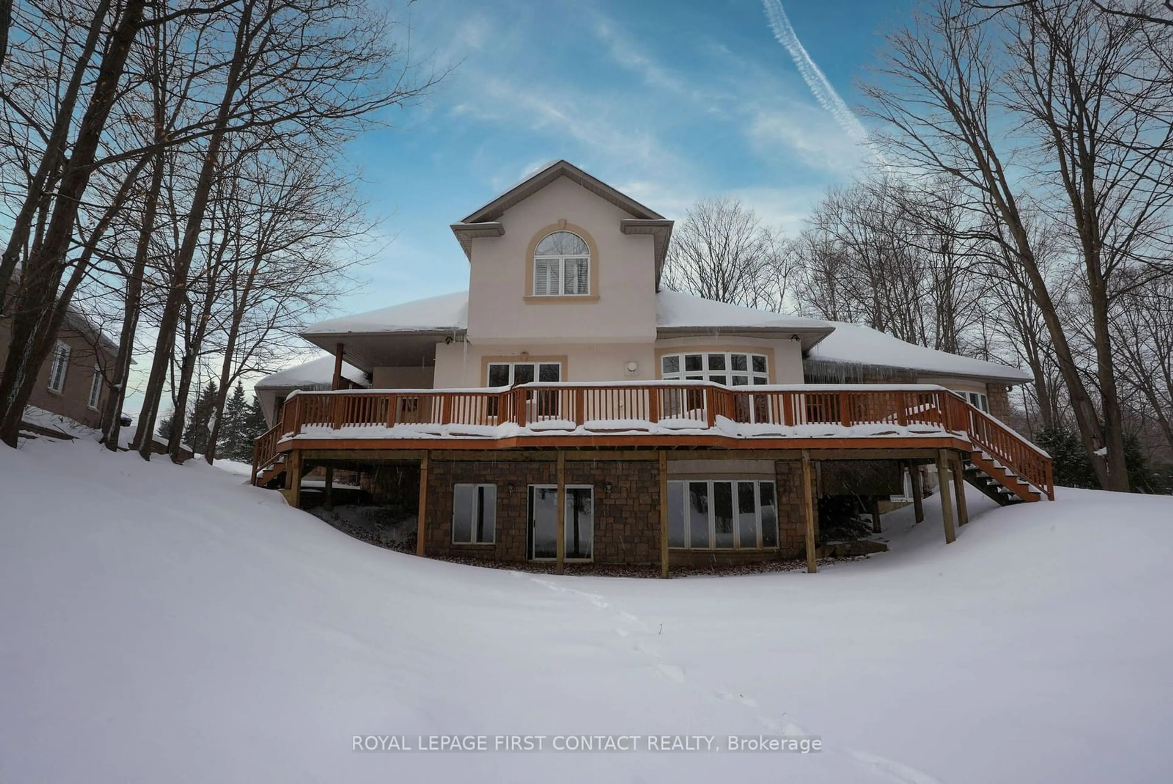 A pic from outside/outdoor area/front of a property/back of a property/a pic from drone, unknown for 29 Glenhuron Dr, Springwater Ontario L4M 6T4