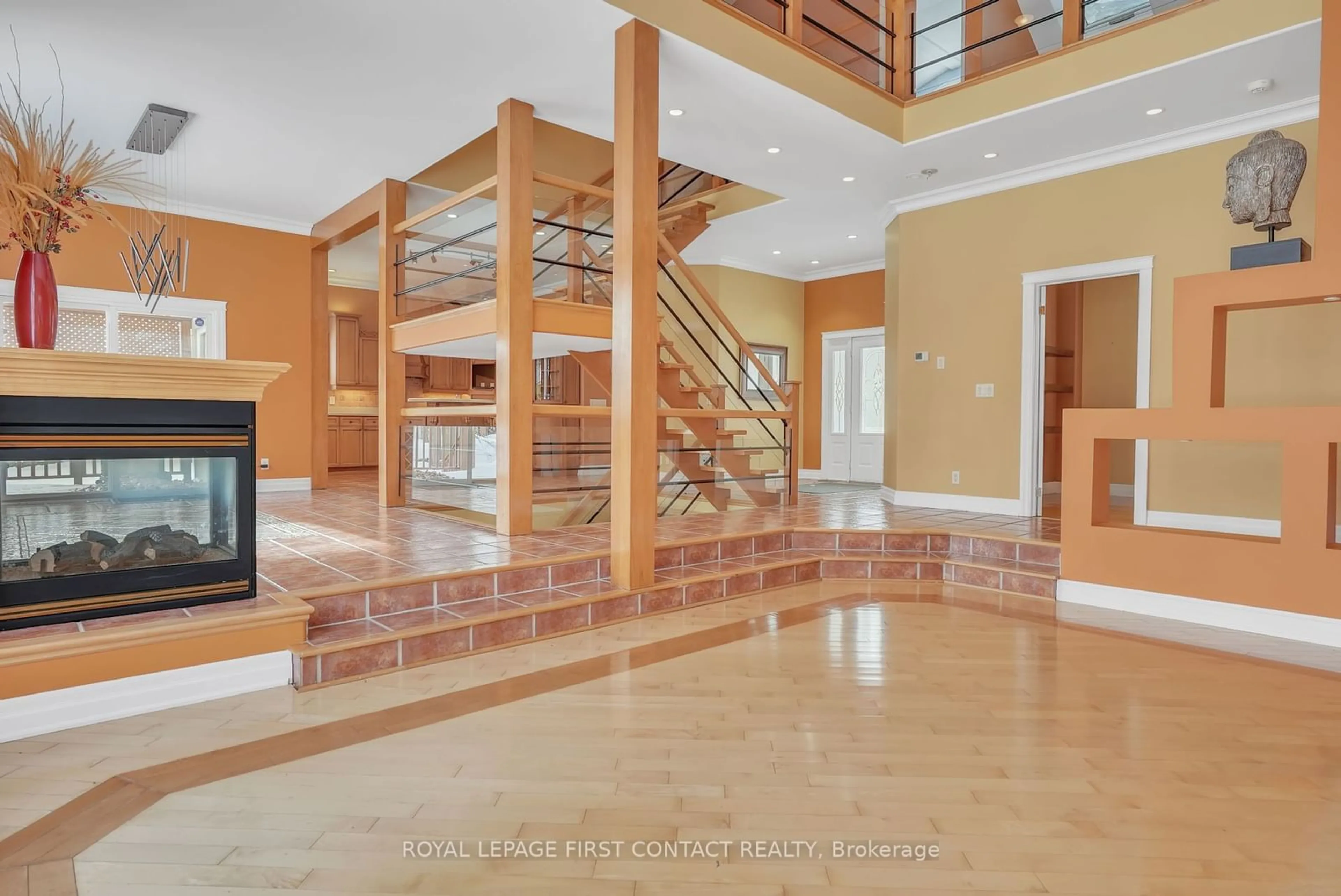 Indoor foyer for 29 Glenhuron Dr, Springwater Ontario L4M 6T4