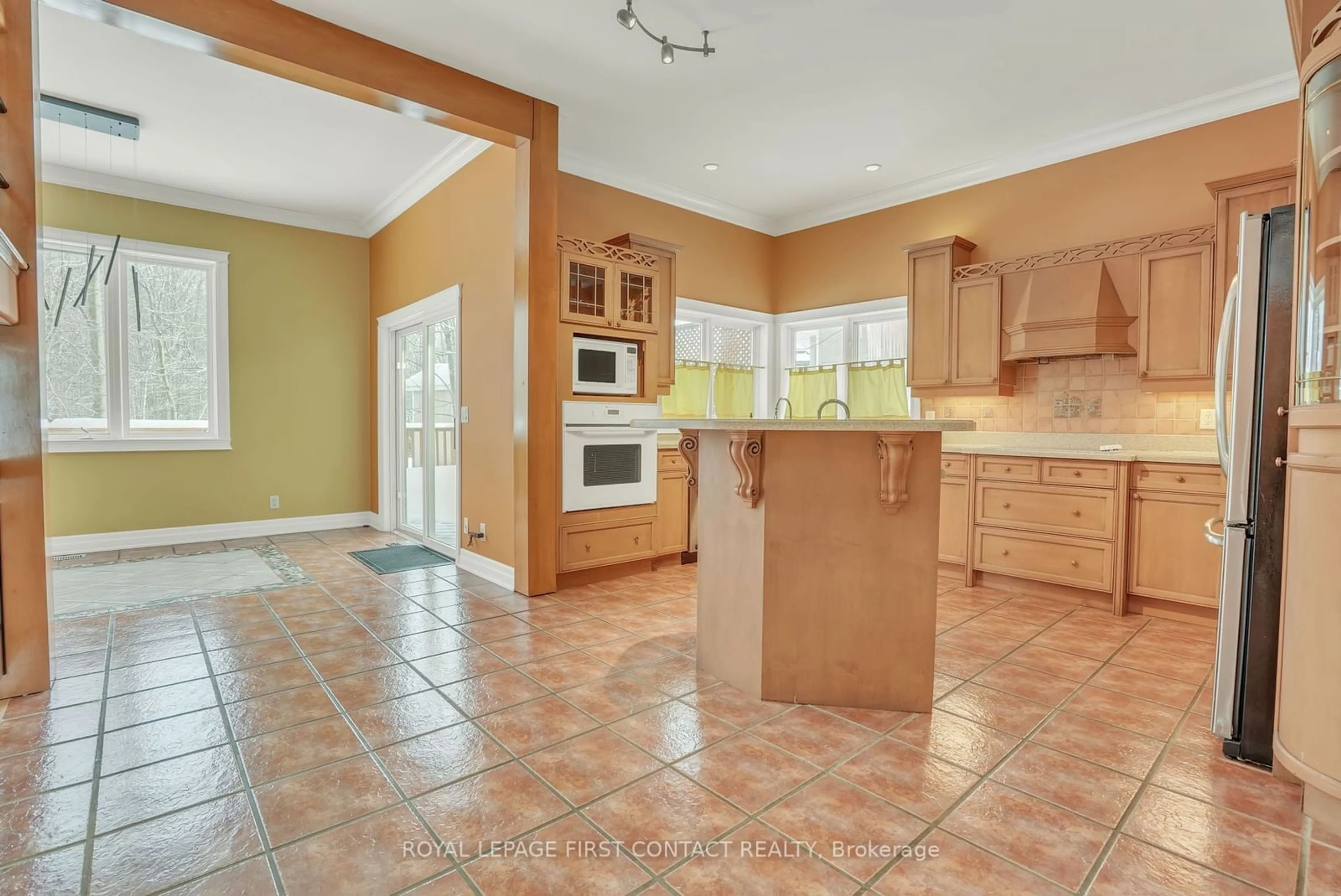 Open concept kitchen, ceramic/tile floor for 29 Glenhuron Dr, Springwater Ontario L4M 6T4