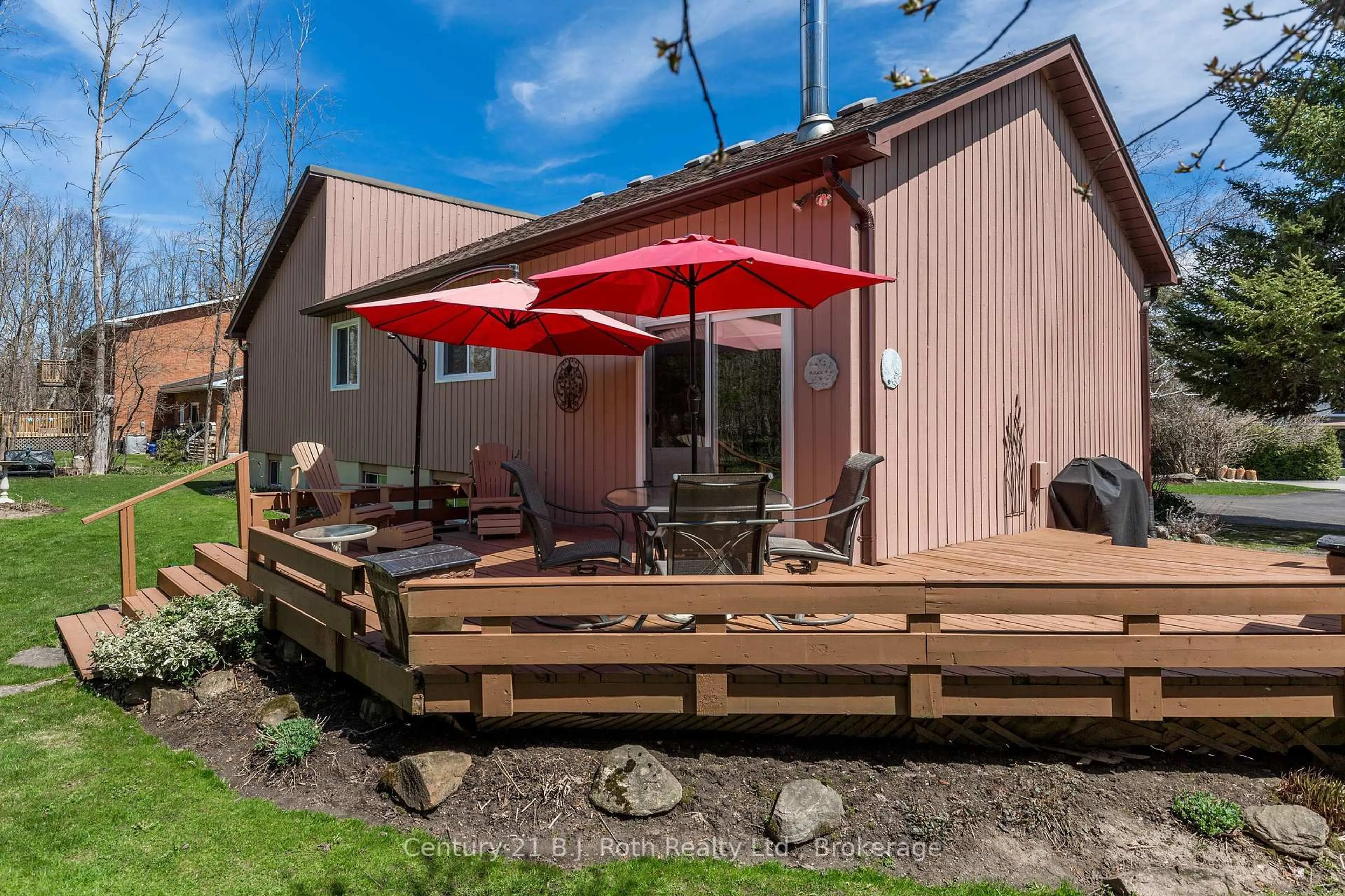 Patio, street for 170 Lakeshore Rd, Oro-Medonte Ontario L0L 2E0