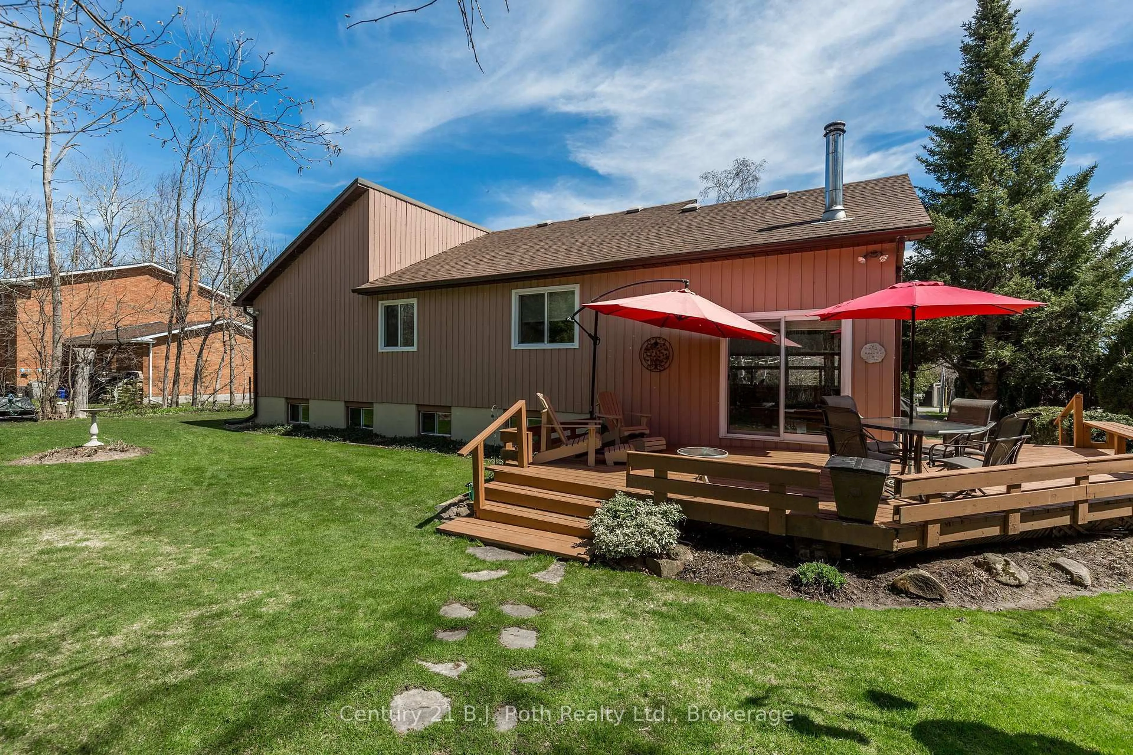 Patio, street for 170 Lakeshore Rd, Oro-Medonte Ontario L0L 2E0