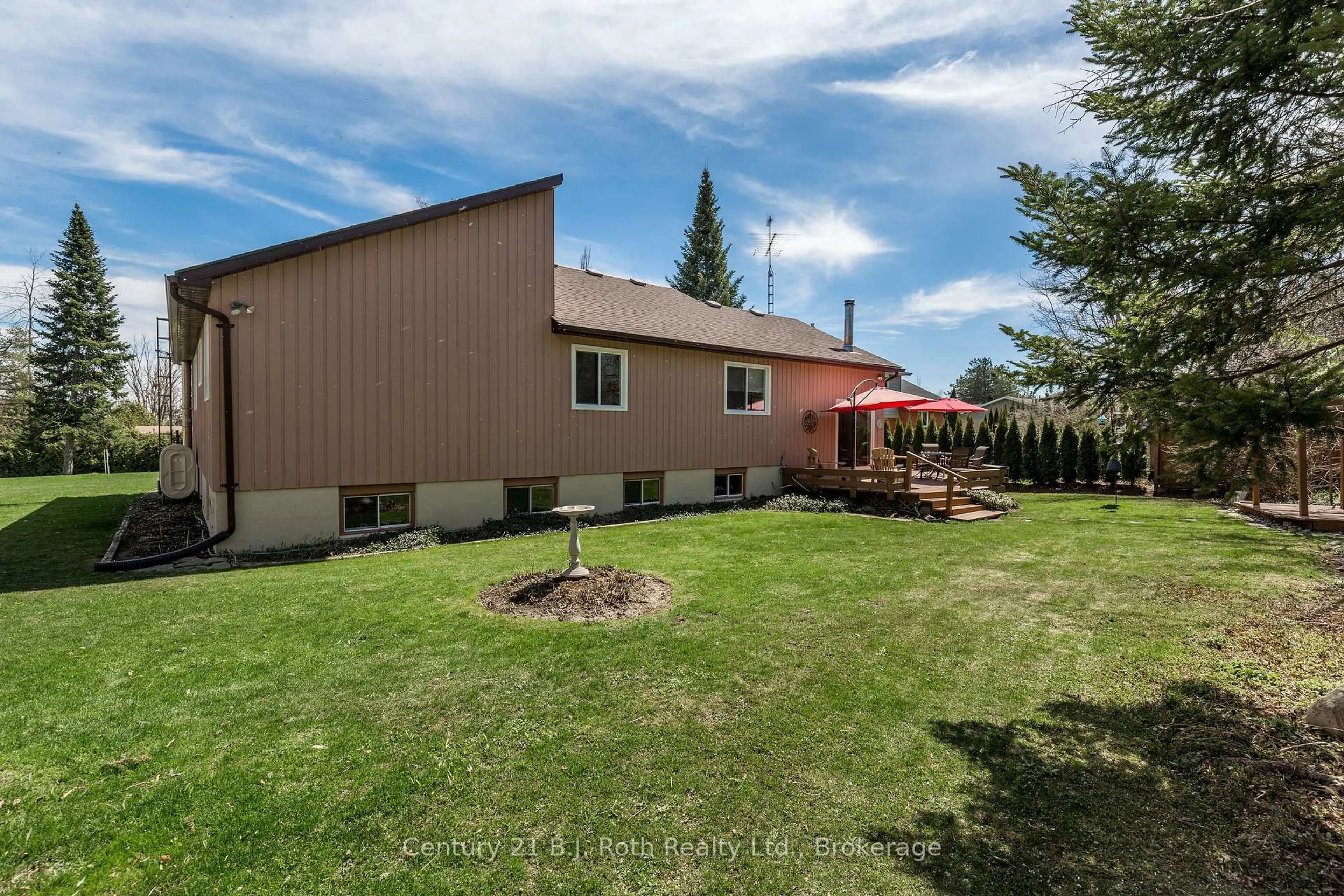 A pic from outside/outdoor area/front of a property/back of a property/a pic from drone, mountain view for 170 Lakeshore Rd, Oro-Medonte Ontario L0L 2E0