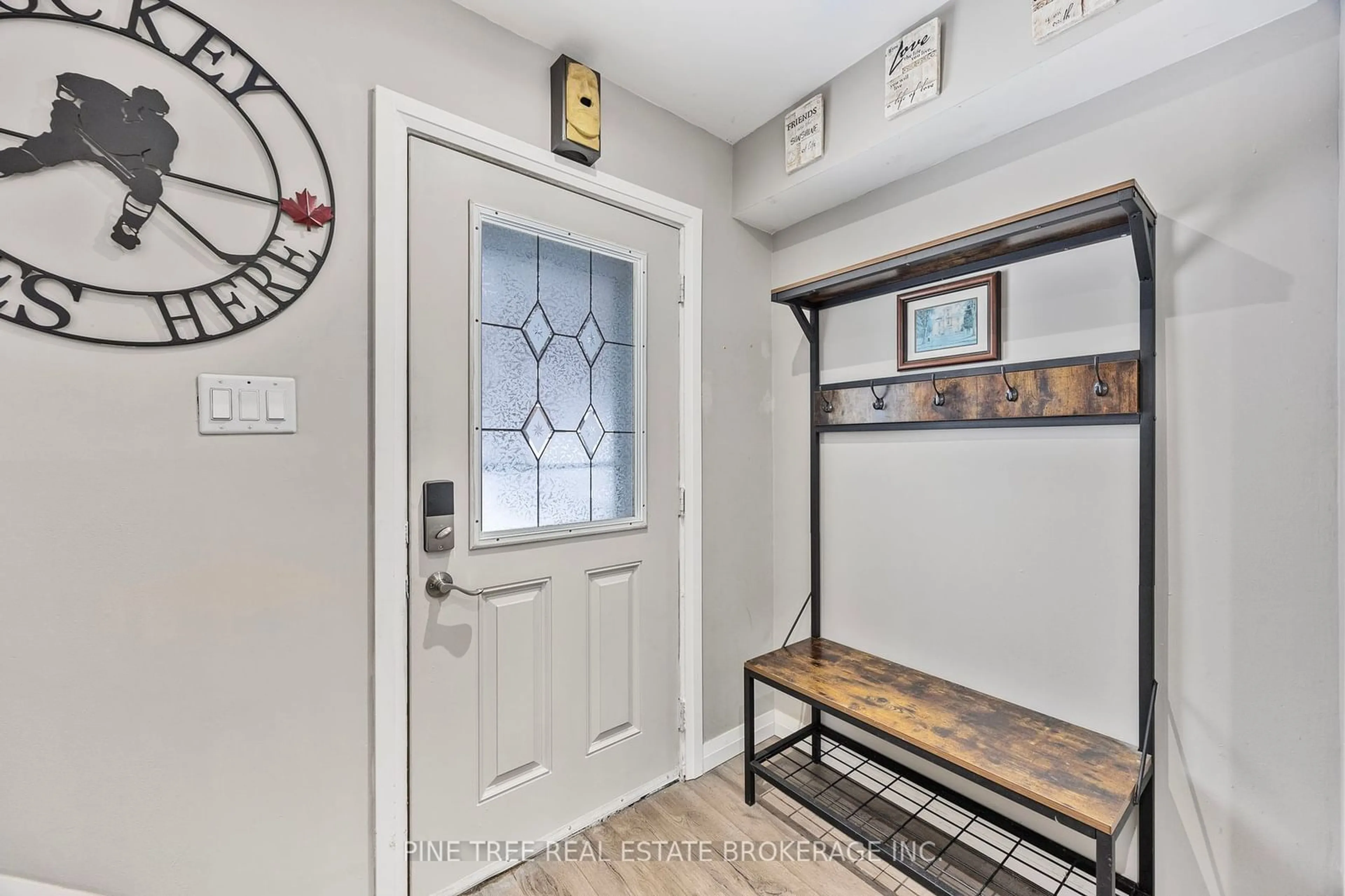 Indoor entryway for 50 Melinda Cres, Barrie Ontario L4N 5G6