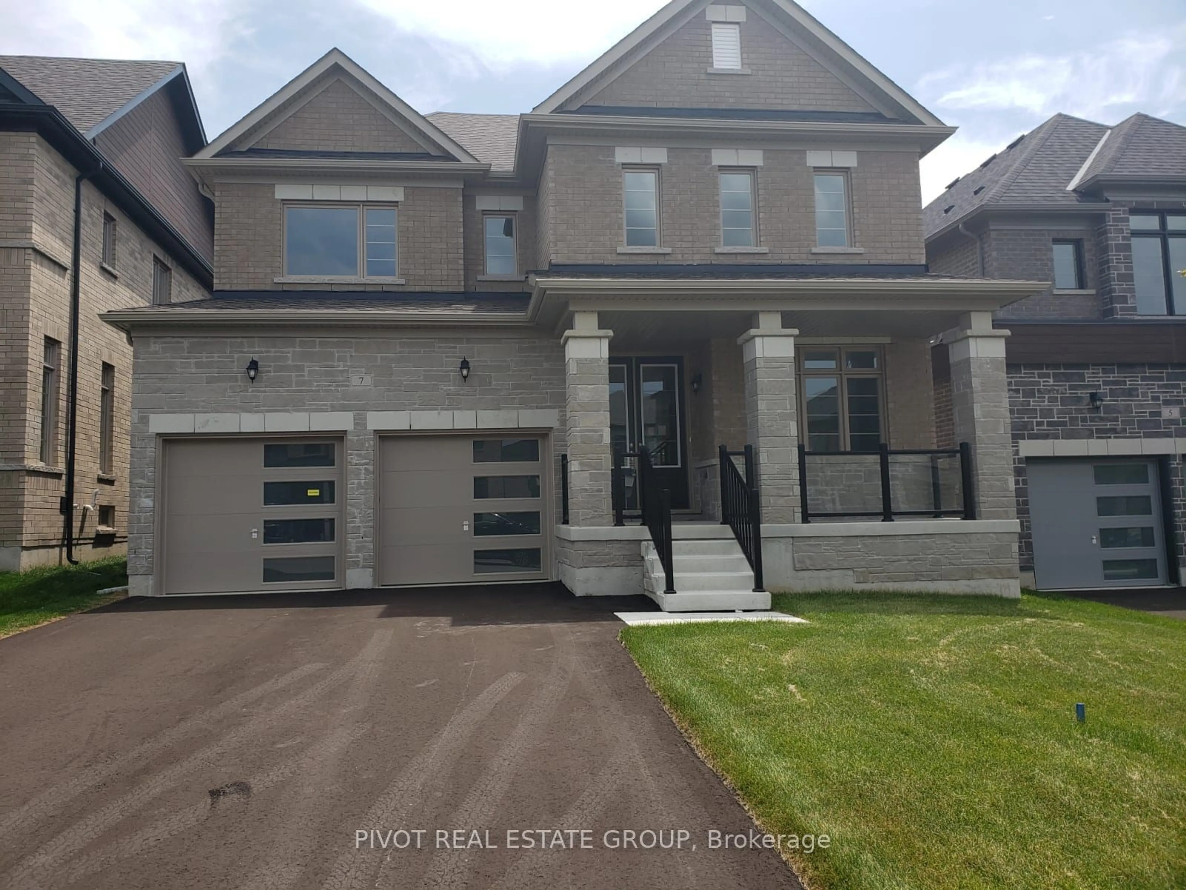 Home with vinyl exterior material, street for 7 Daffodil Rd, Springwater Ontario L9X 2C5