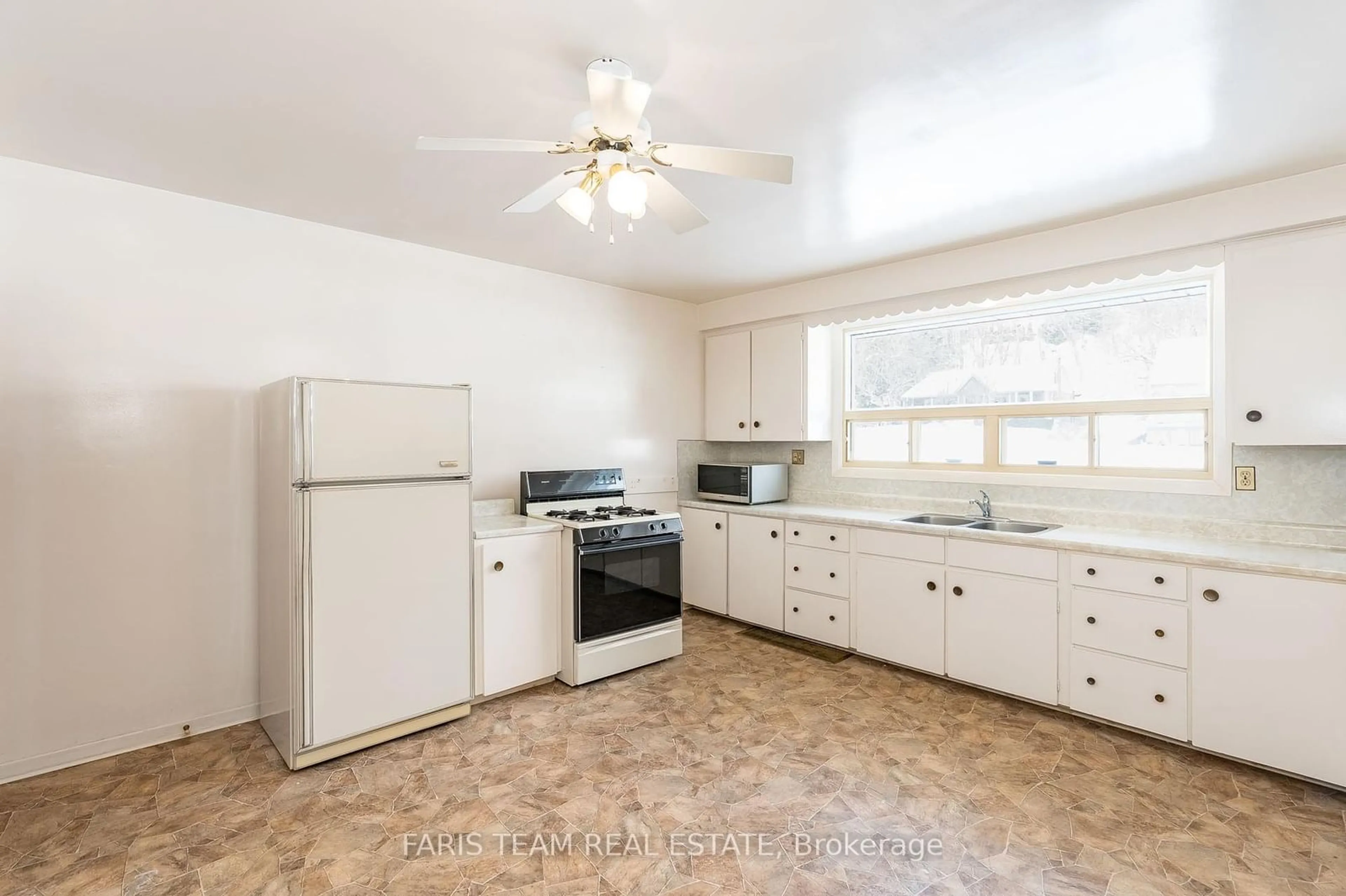 Standard kitchen, unknown for 153 Blake St, Barrie Ontario L4M 1K4