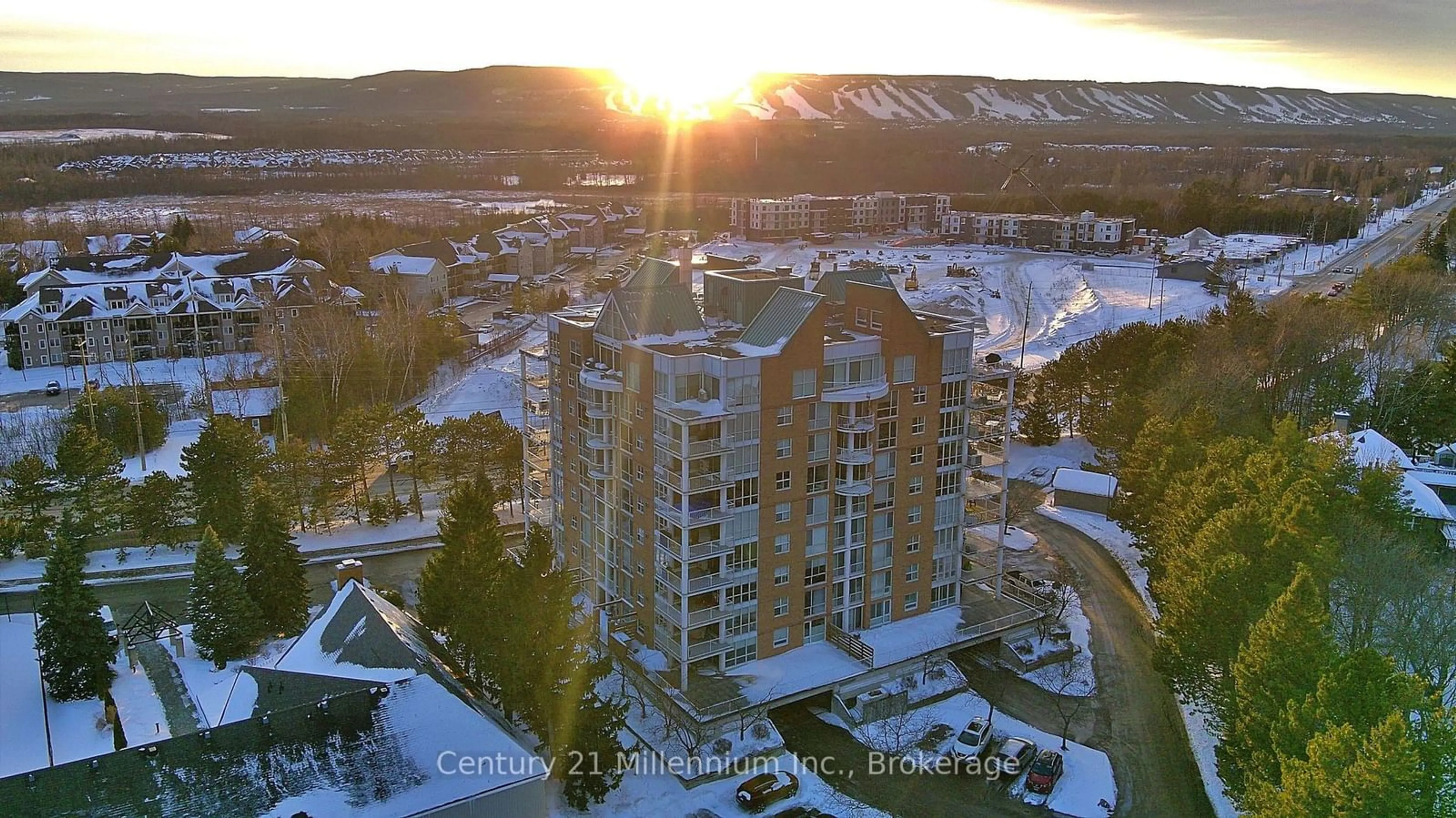 A pic from outside/outdoor area/front of a property/back of a property/a pic from drone, mountain view for 24 Rambling's Way #303, Collingwood Ontario L9Y 5S7