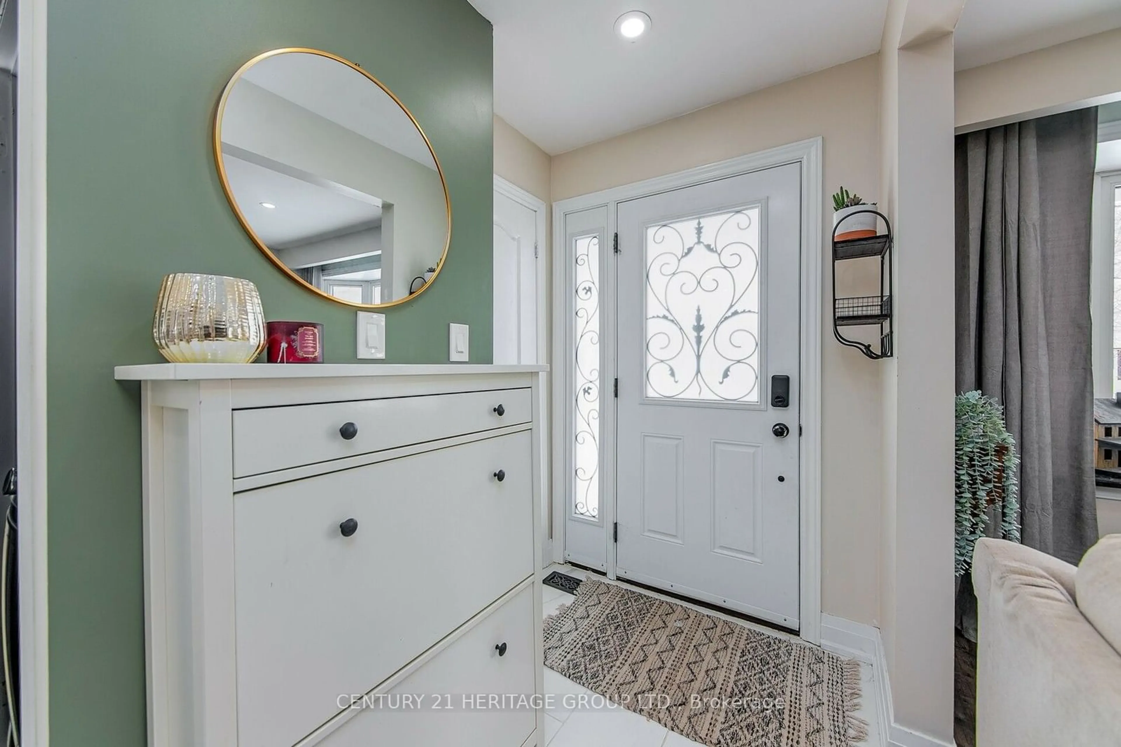 Indoor entryway for 28B Bernick Dr, Barrie Ontario L4M 5J5