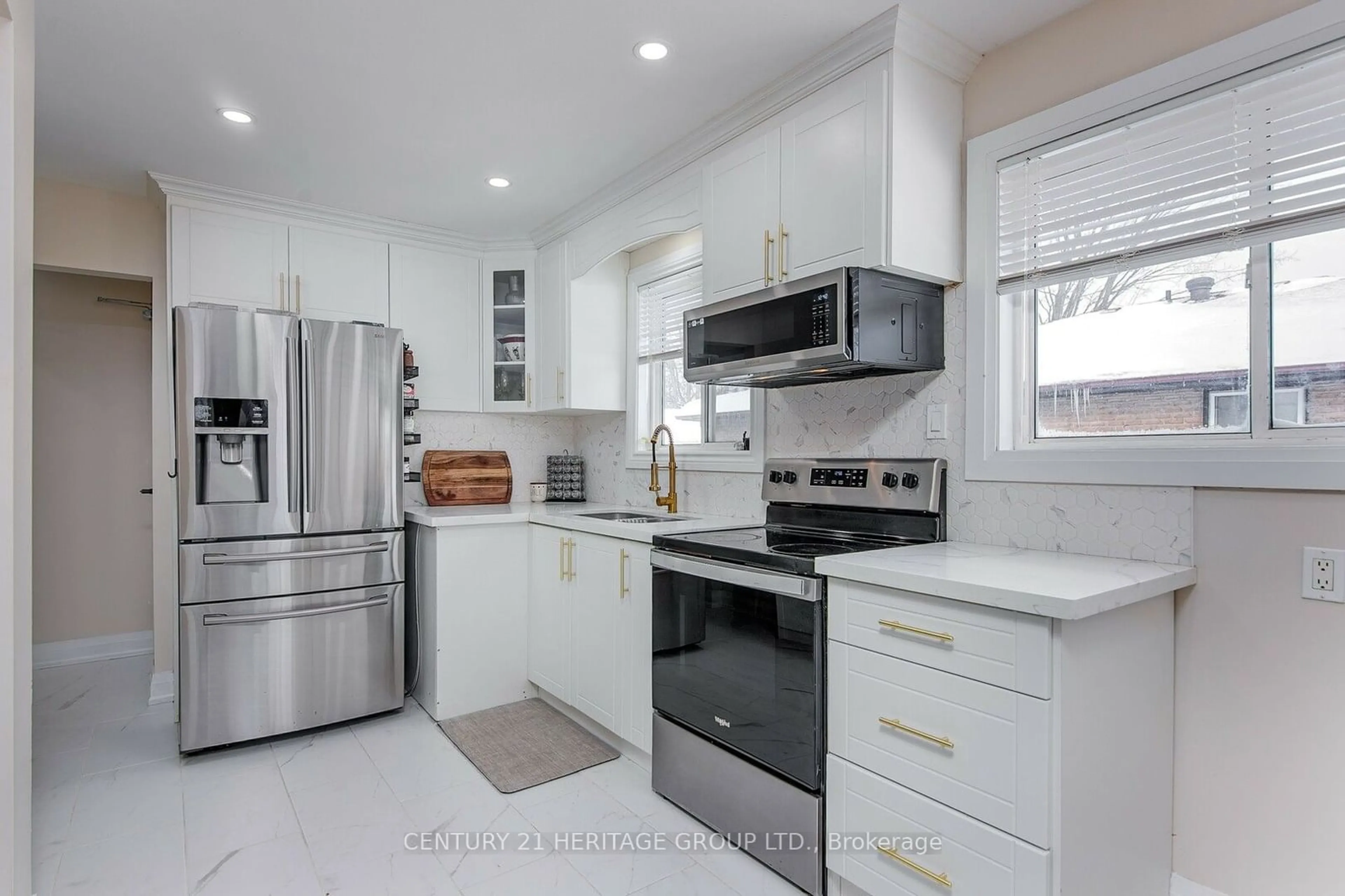 Open concept kitchen, ceramic/tile floor for 28B Bernick Dr, Barrie Ontario L4M 5J5