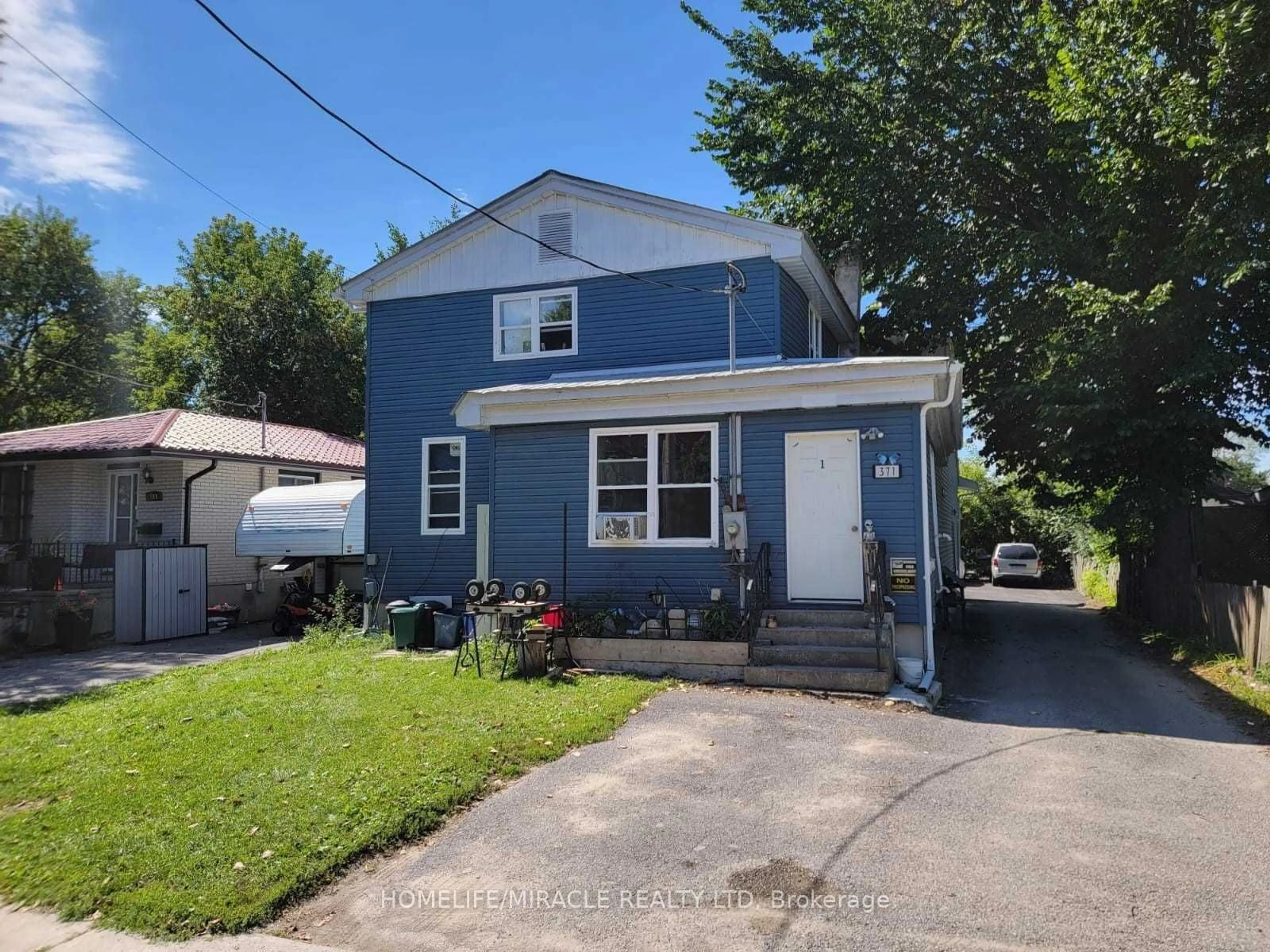 A pic from outside/outdoor area/front of a property/back of a property/a pic from drone, street for 371 EAST ST ORILLIA, Orillia Ontario L3V 4C6