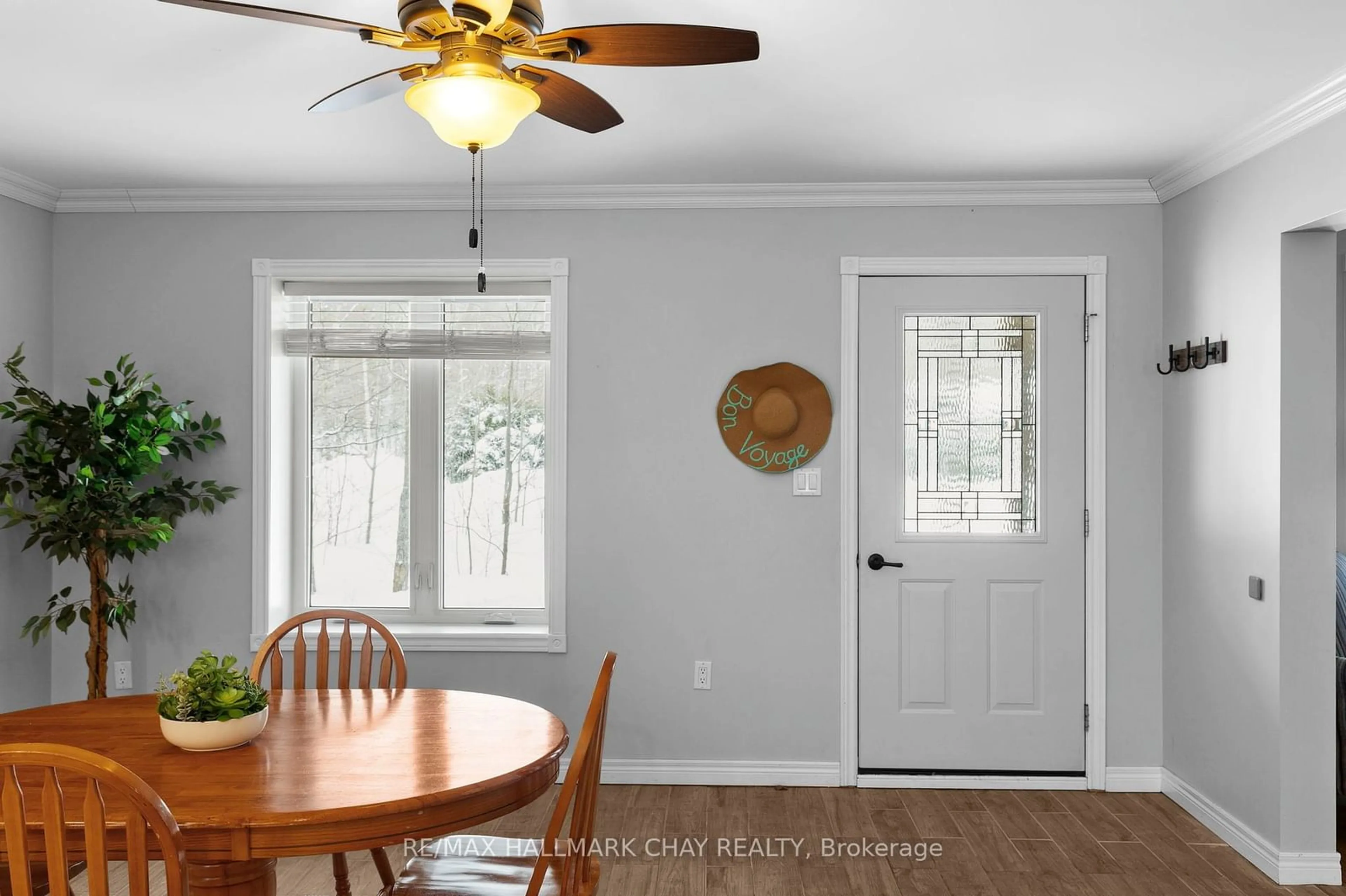 Dining room, wood/laminate floor for 45 Wakunda Cres, Tiny Ontario L9M 0B2