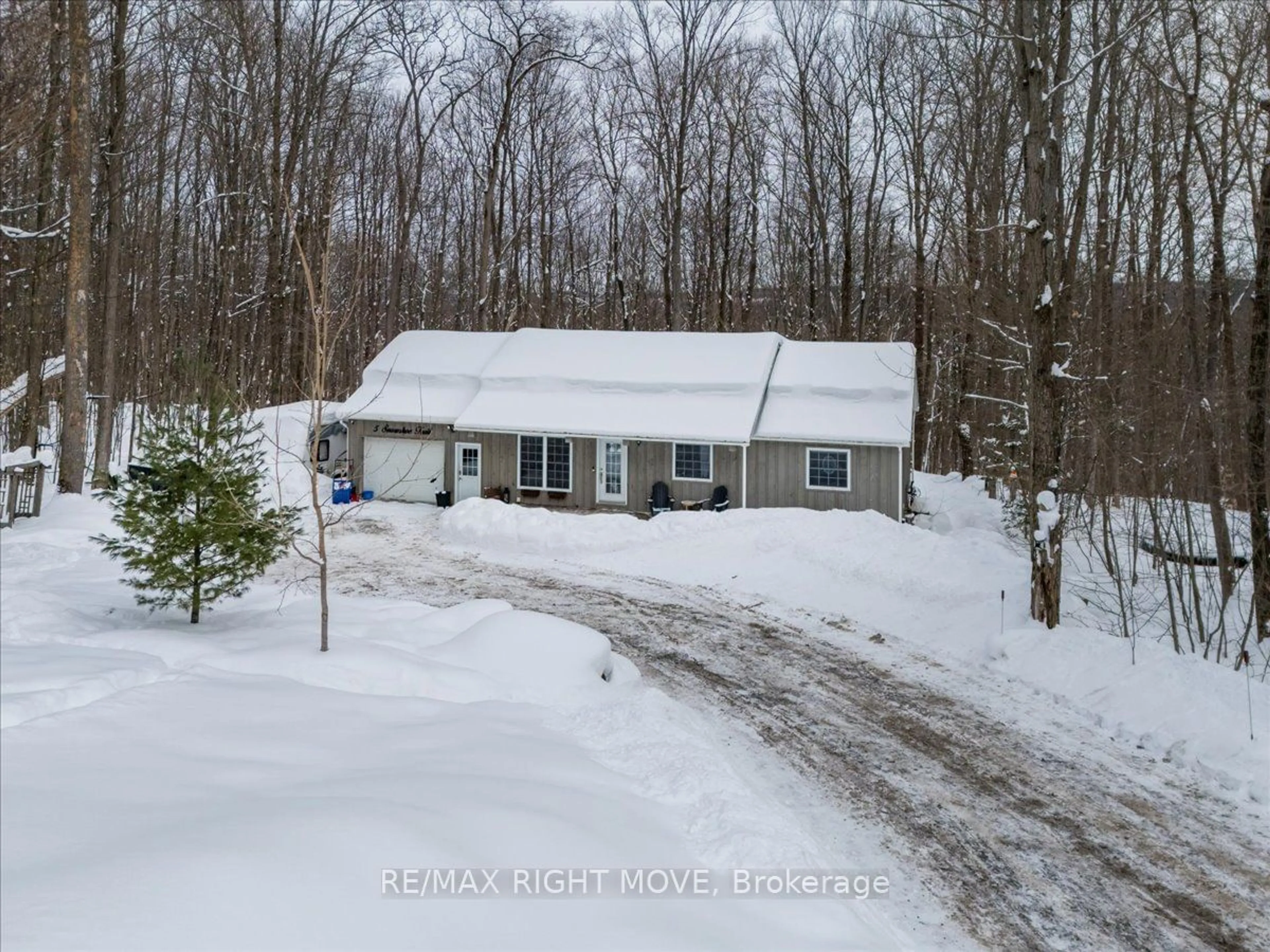 A pic from outside/outdoor area/front of a property/back of a property/a pic from drone, unknown for 5 Snowshoe Tr, Oro-Medonte Ontario L0K 1N0