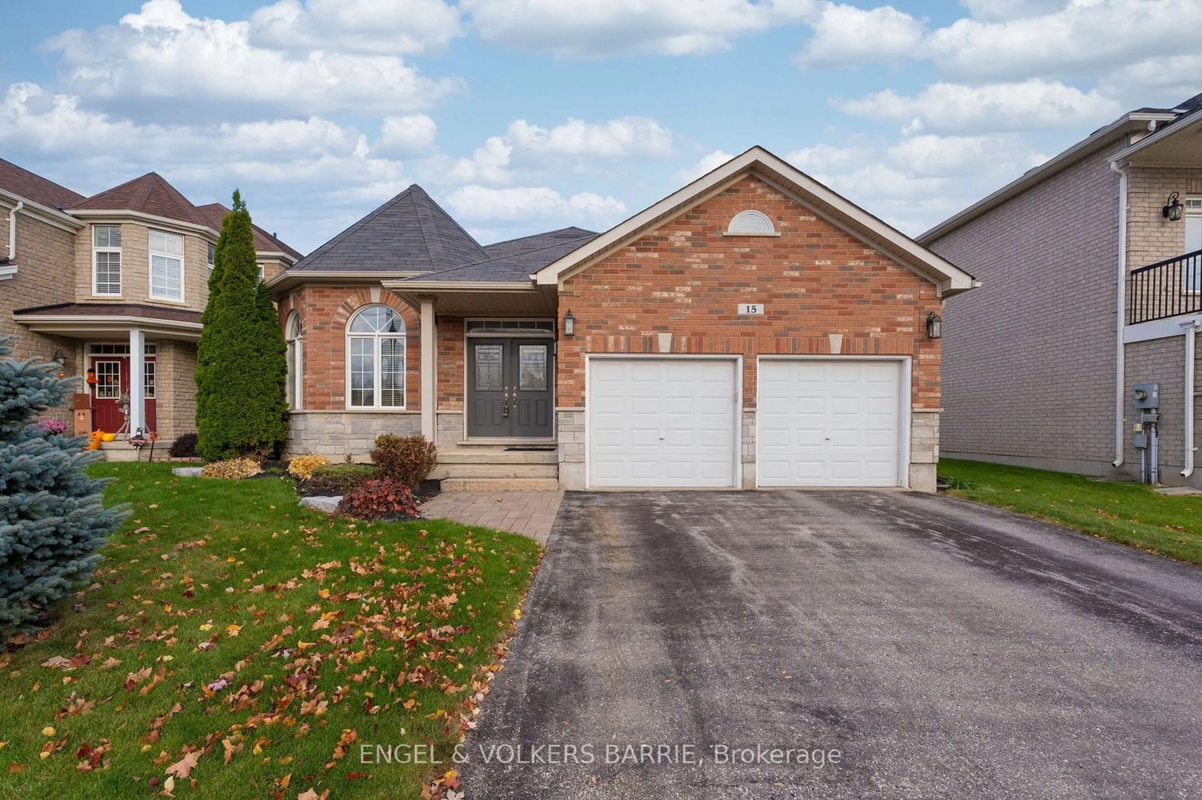 Home with brick exterior material, street for 15 Prince William Way, Barrie Ontario L4N 0Y9