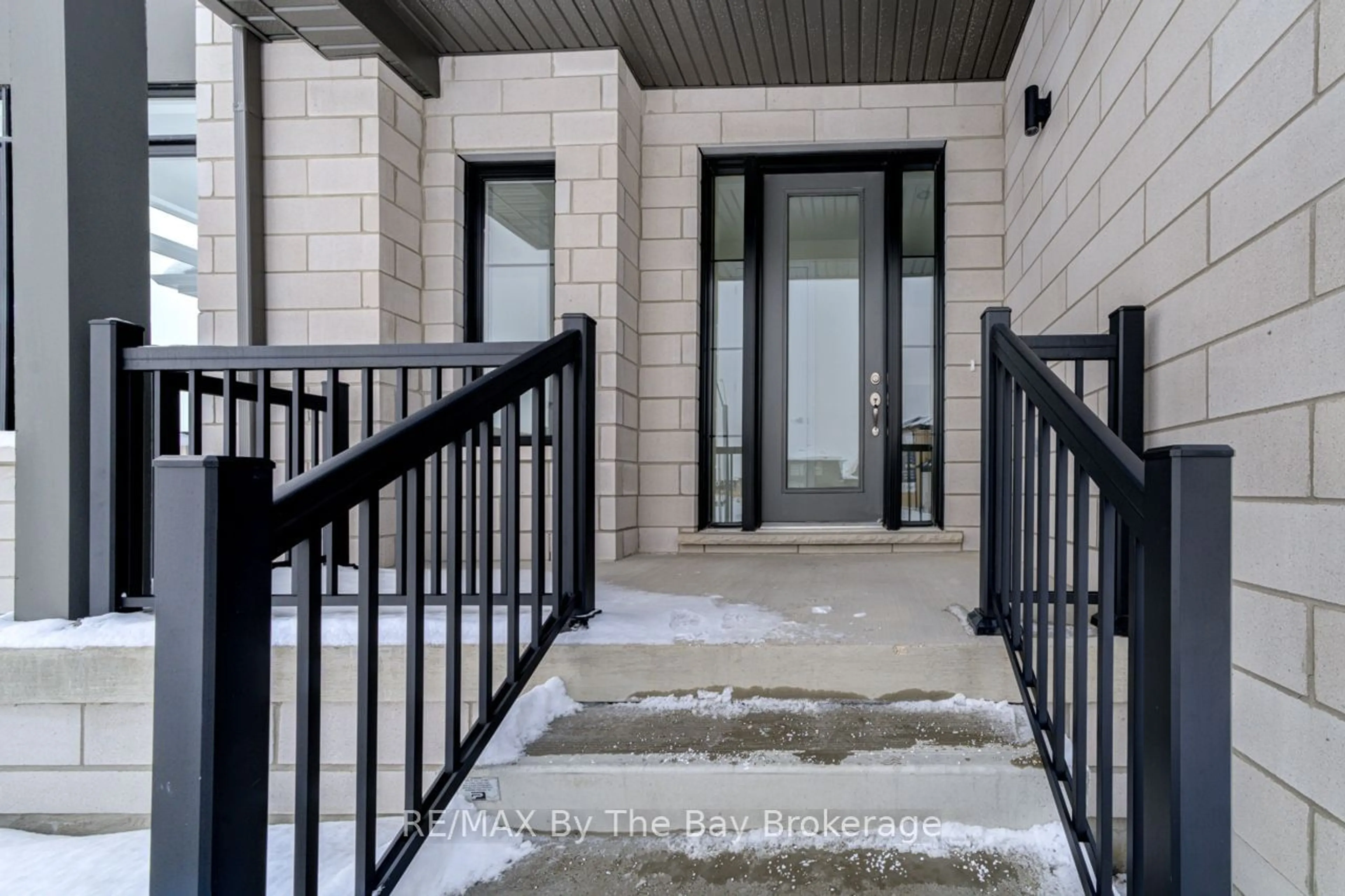 Indoor entryway for 19 Sun Valley Ave, Wasaga Beach Ontario L9Z 0N6