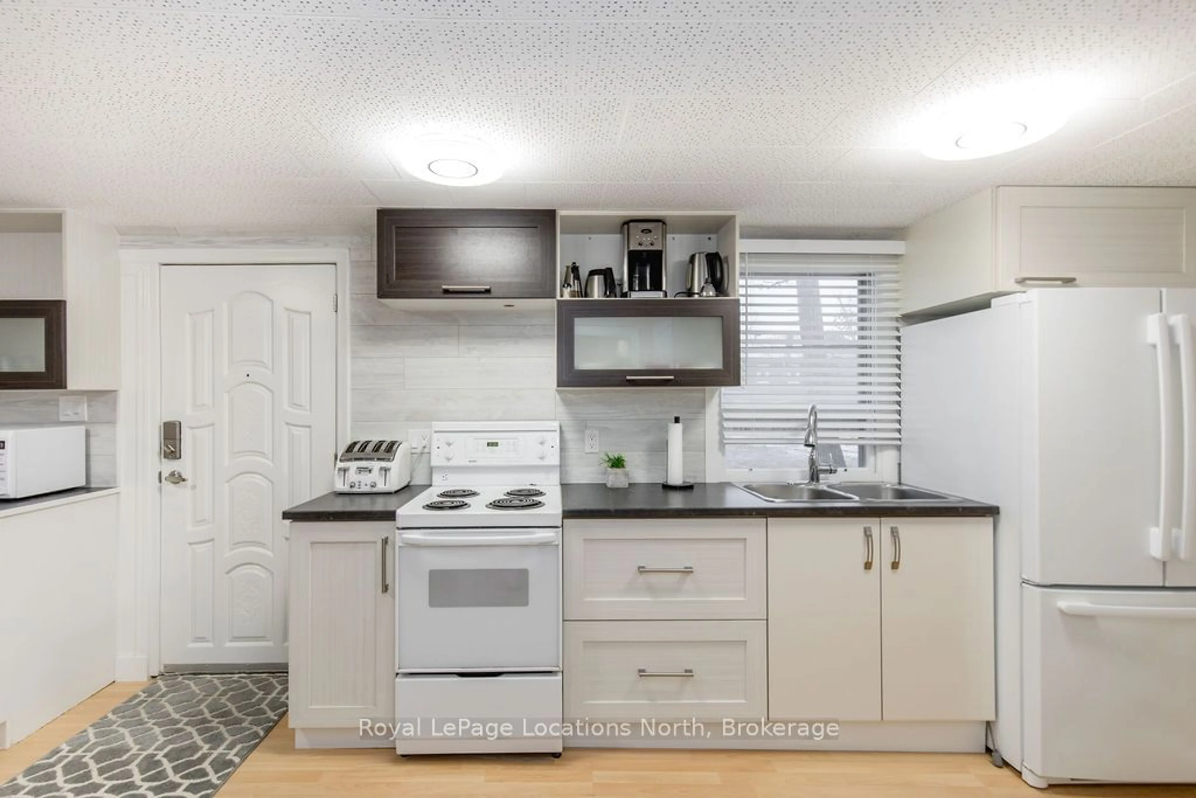 Standard kitchen, unknown for 38 Laidlaw St, Wasaga Beach Ontario L9Z 2L2