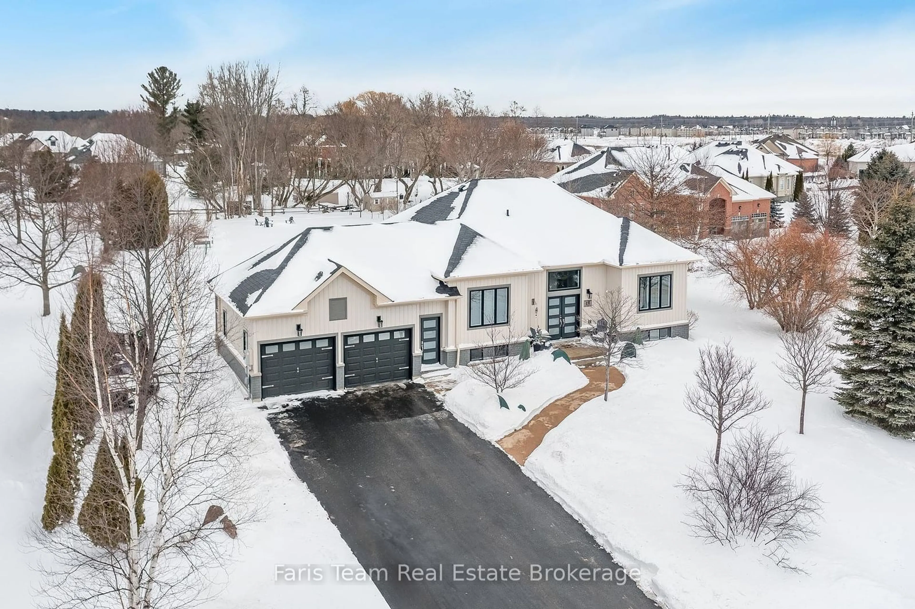 A pic from outside/outdoor area/front of a property/back of a property/a pic from drone, street for 18 Maple Dr, Wasaga Beach Ontario L9Z 0A7