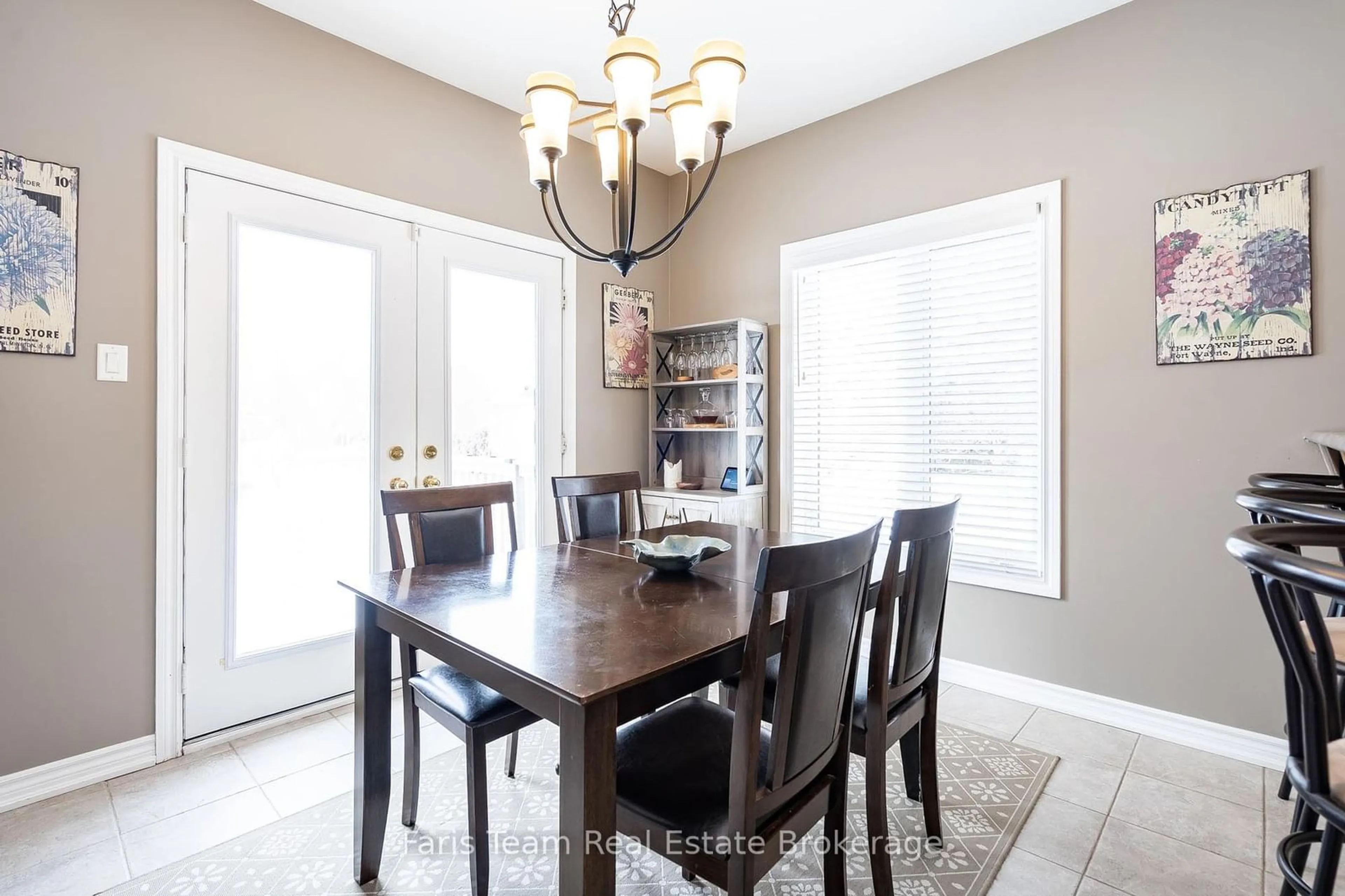 Dining room, wood/laminate floor for 18 Maple Dr, Wasaga Beach Ontario L9Z 0A7