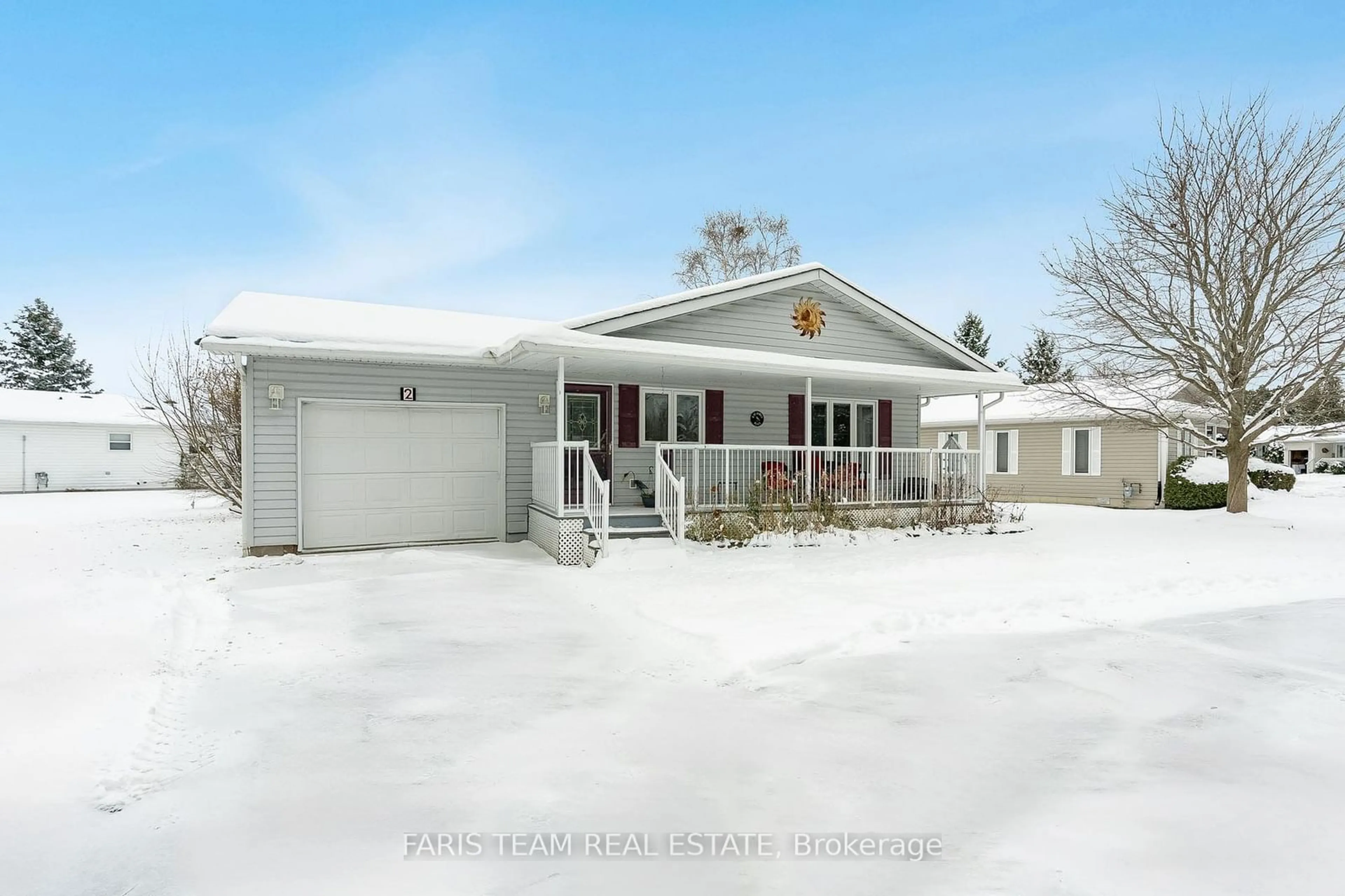 Home with vinyl exterior material, street for 2 St James Pl, Wasaga Beach Ontario L9Z 3A8