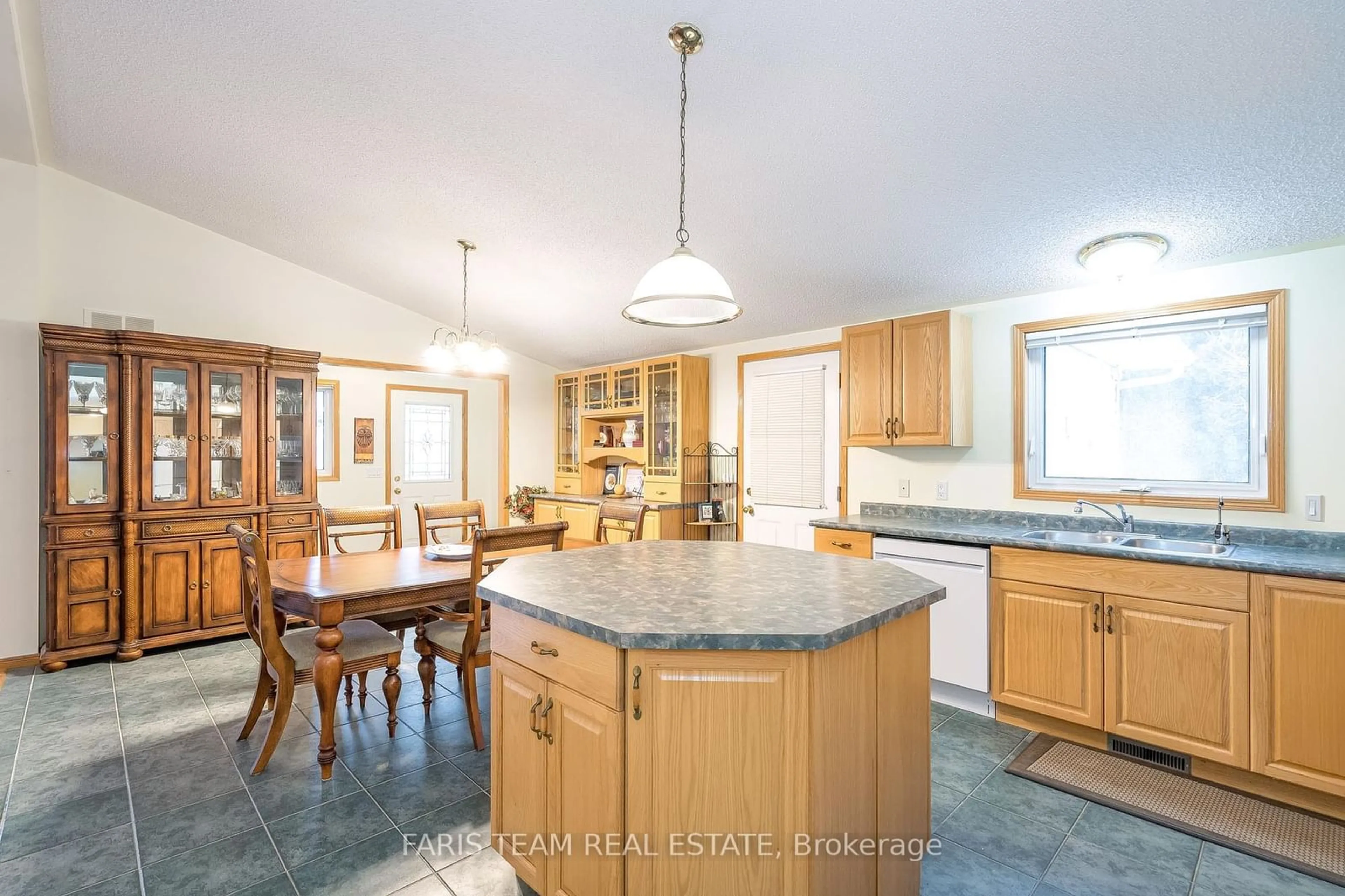 Open concept kitchen, unknown for 2 St James Pl, Wasaga Beach Ontario L9Z 3A8