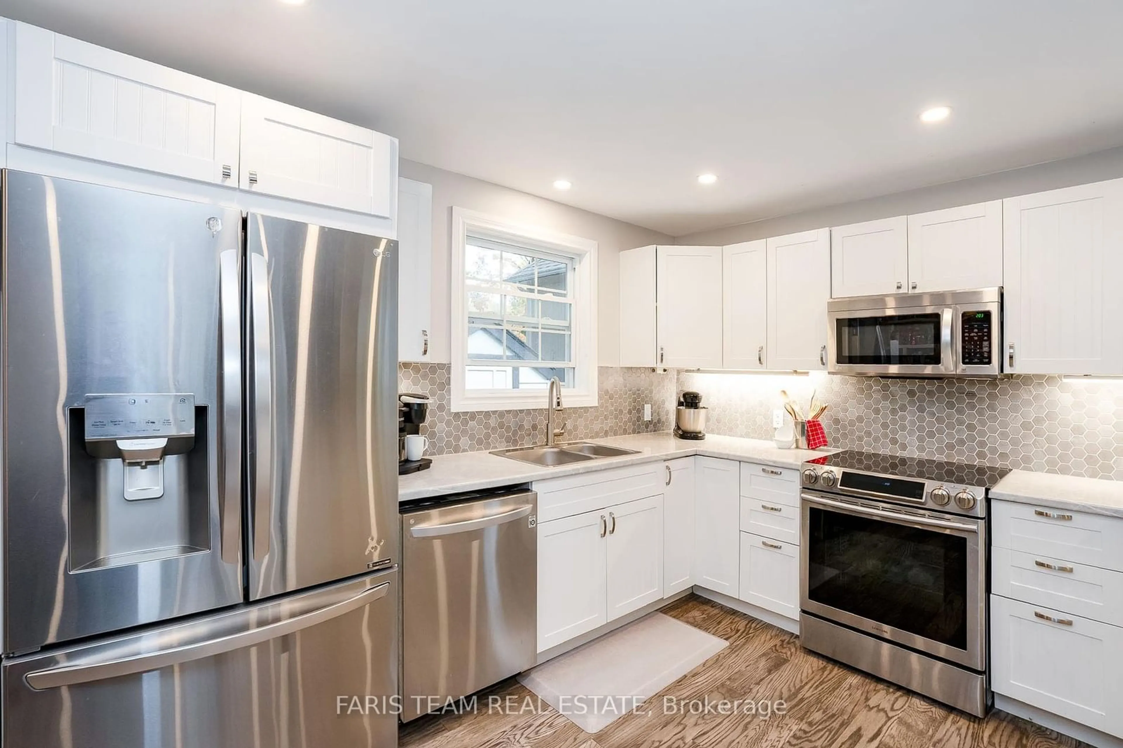 Open concept kitchen, unknown for 33 Frank St, Wasaga Beach Ontario L9Z 1P9