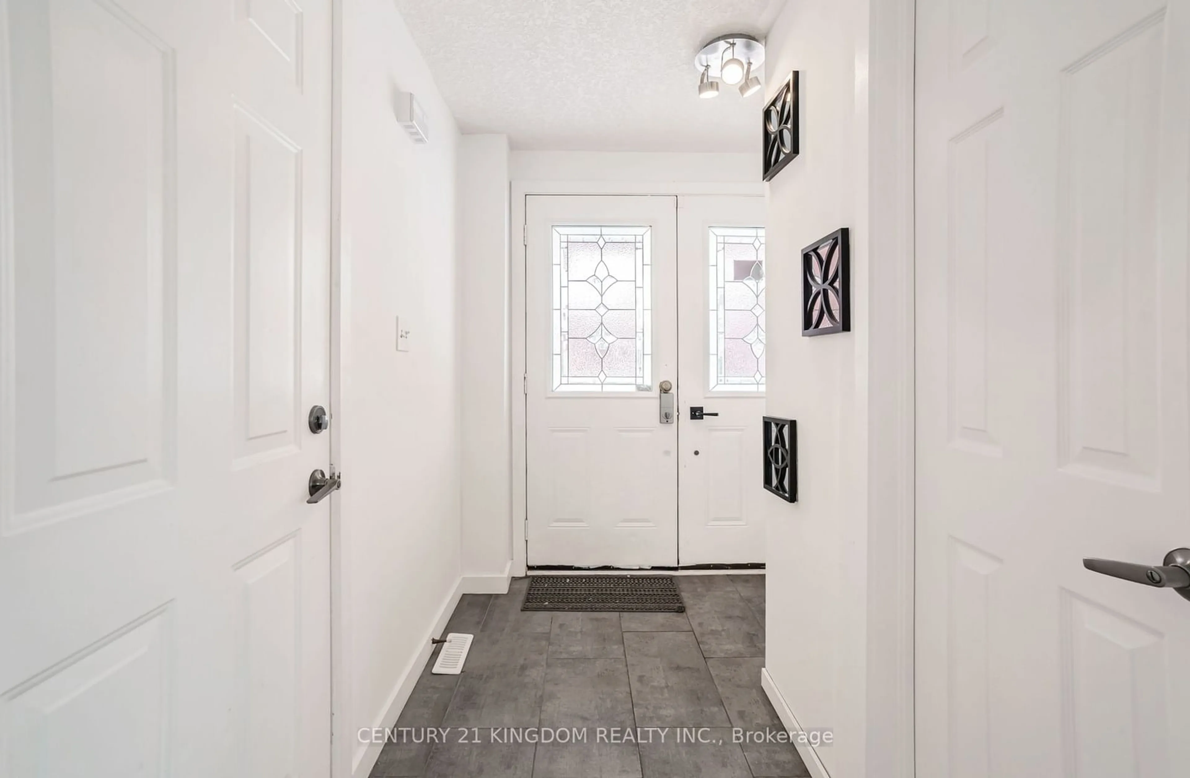 Indoor entryway for 16 Epsom Rd, Barrie Ontario L4M 6R7