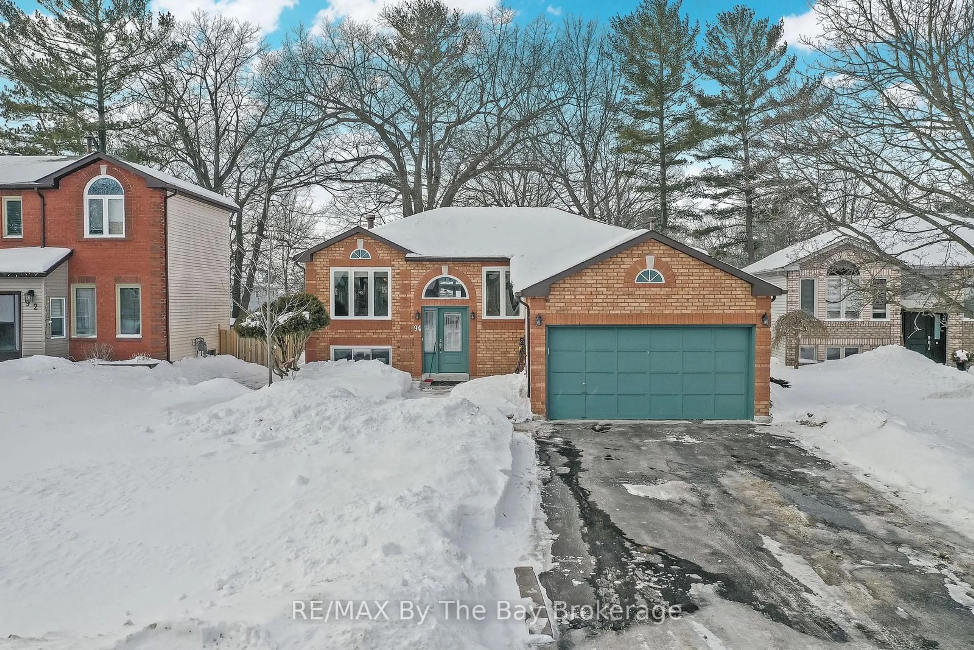 A pic from outside/outdoor area/front of a property/back of a property/a pic from drone, street for 94 Leo Blvd, Wasaga Beach Ontario L9Z 1C5