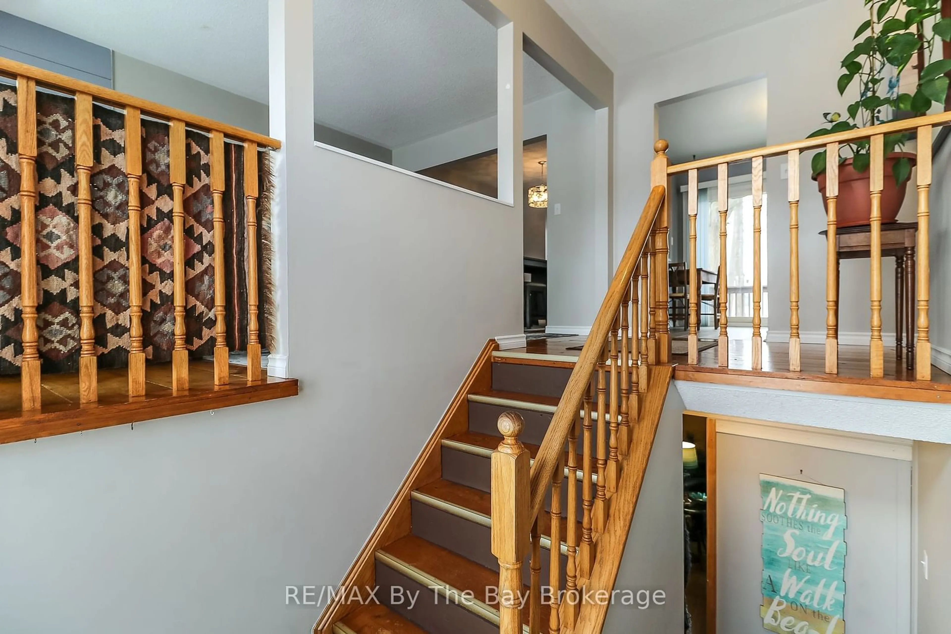 Indoor foyer for 94 Leo Blvd, Wasaga Beach Ontario L9Z 1C5