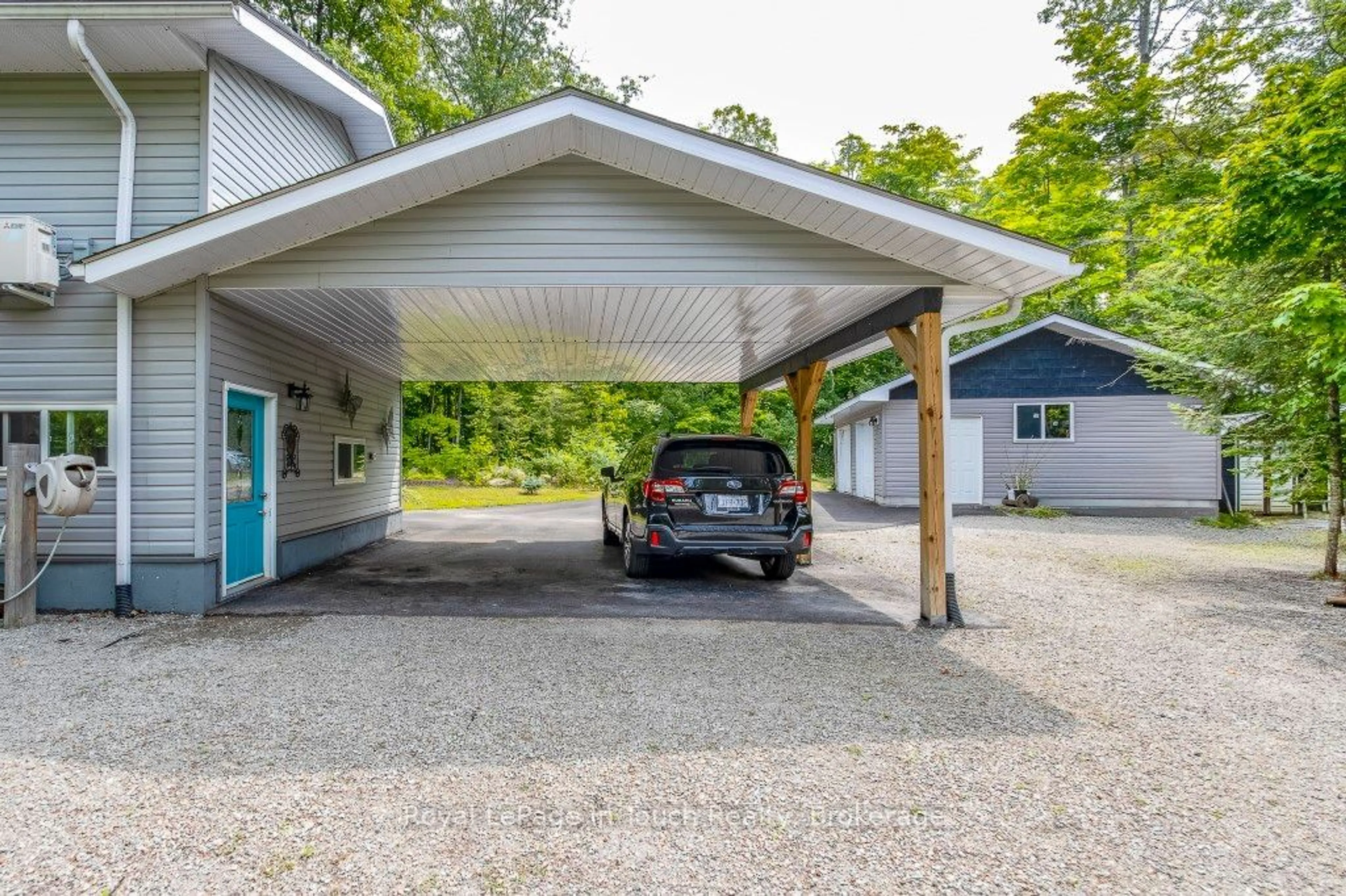 Indoor garage for 36 Meadows Ave, Tay Ontario L0K 2C0