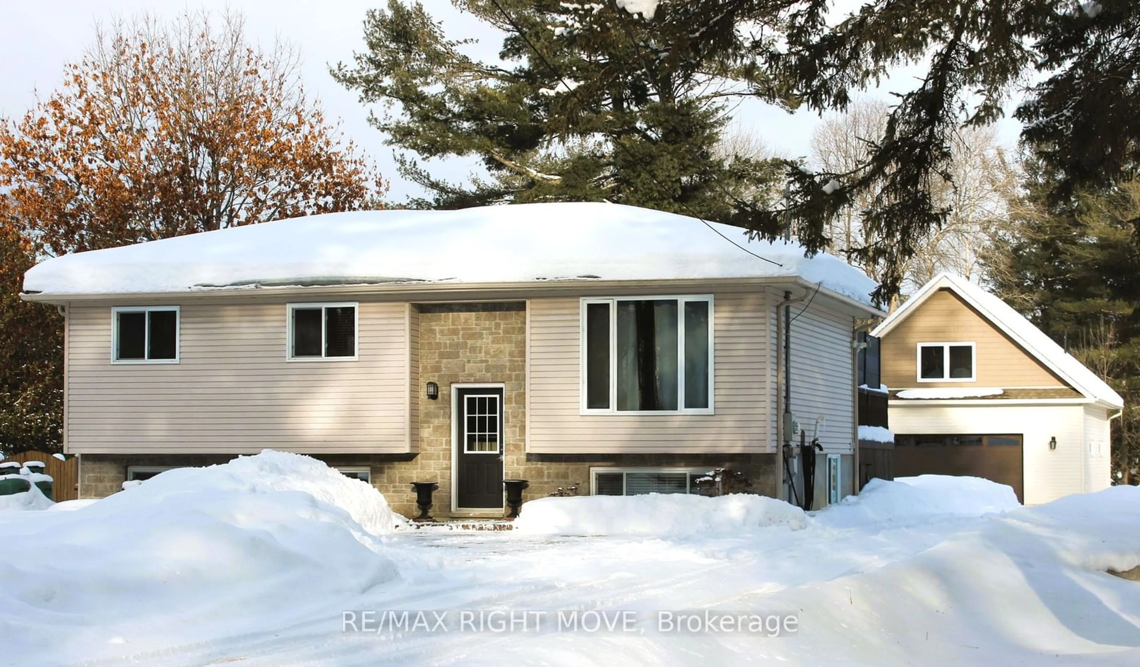 Home with vinyl exterior material, street for 3015 Sparrow Lake Rd, Severn Ontario L0K 2B0