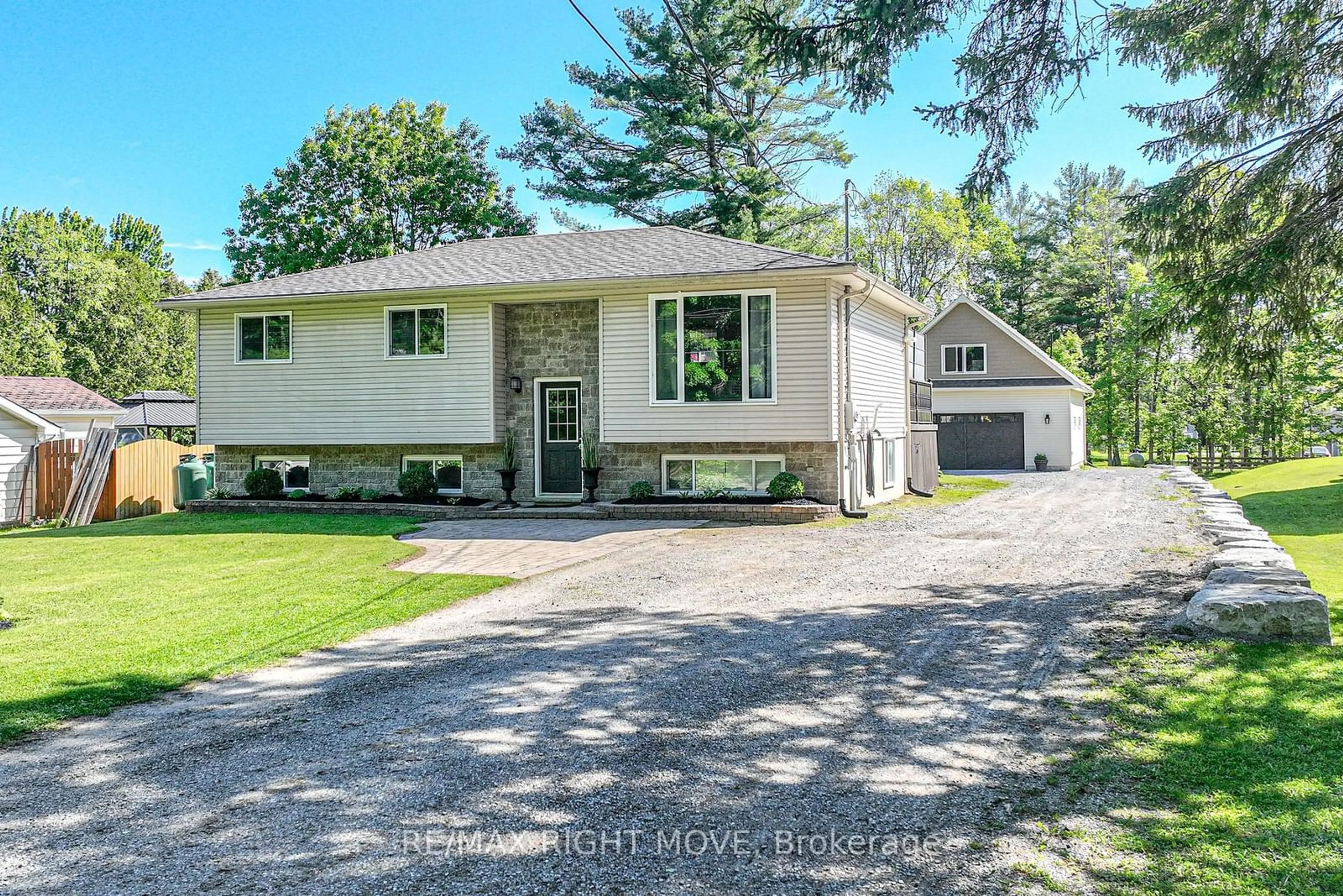 Home with vinyl exterior material, street for 3015 Sparrow Lake Rd, Severn Ontario L0K 2B0