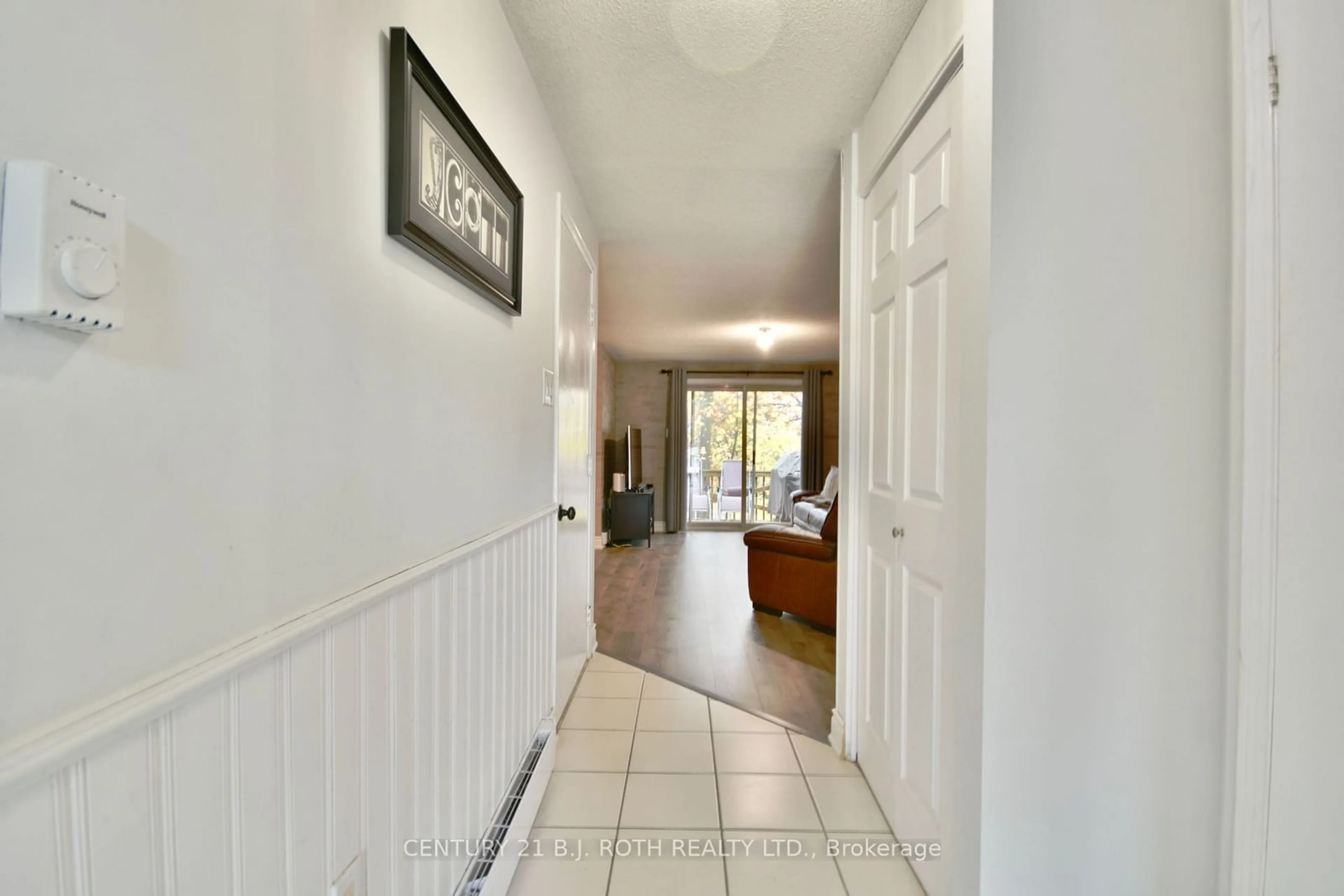 Indoor entryway for 11 Pheasant Tr, Barrie Ontario L4N 6W4