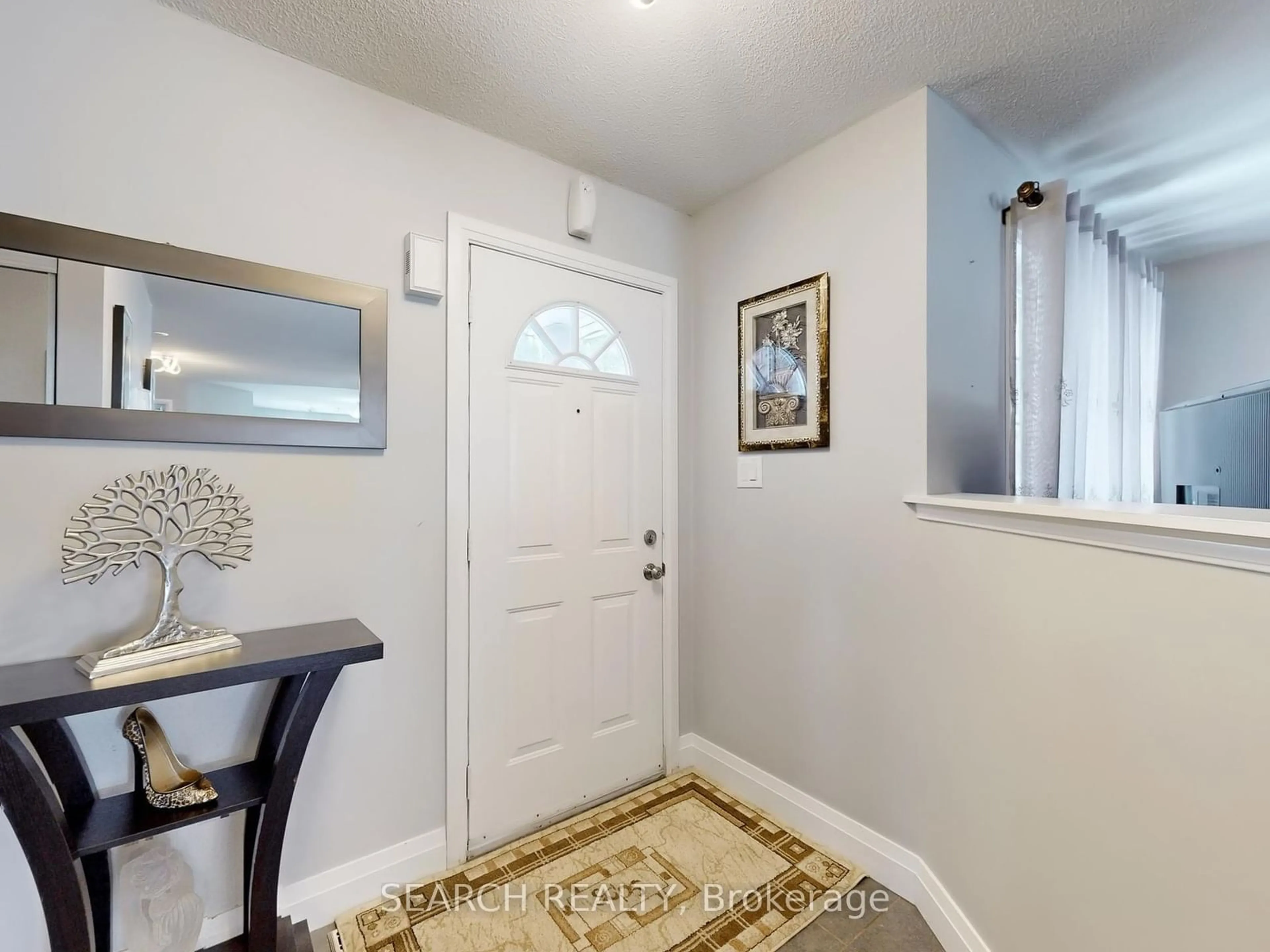 Indoor entryway for 24 Hewitt Pl, Barrie Ontario L4M 7B3