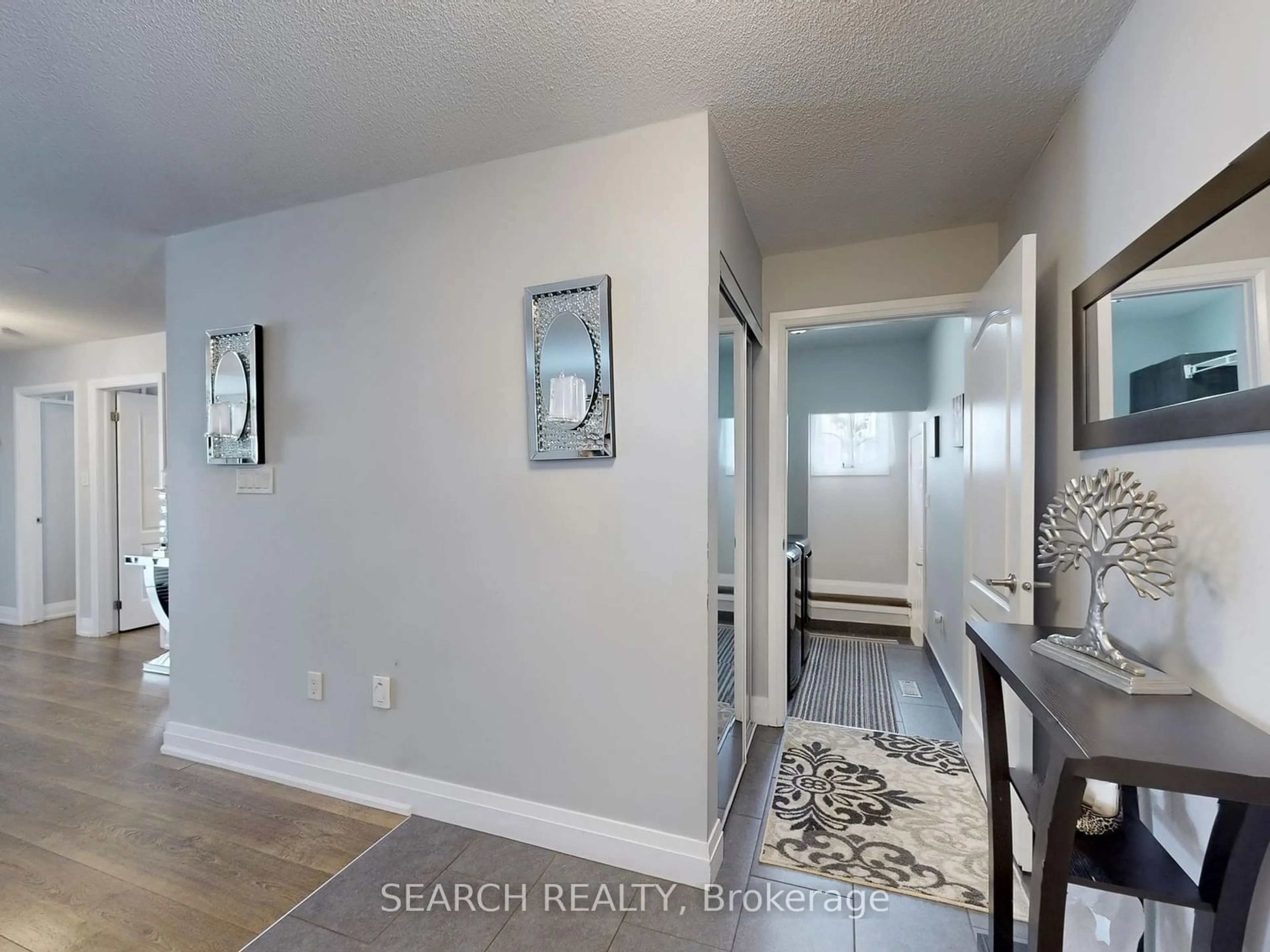 Indoor entryway for 24 Hewitt Pl, Barrie Ontario L4M 7B3