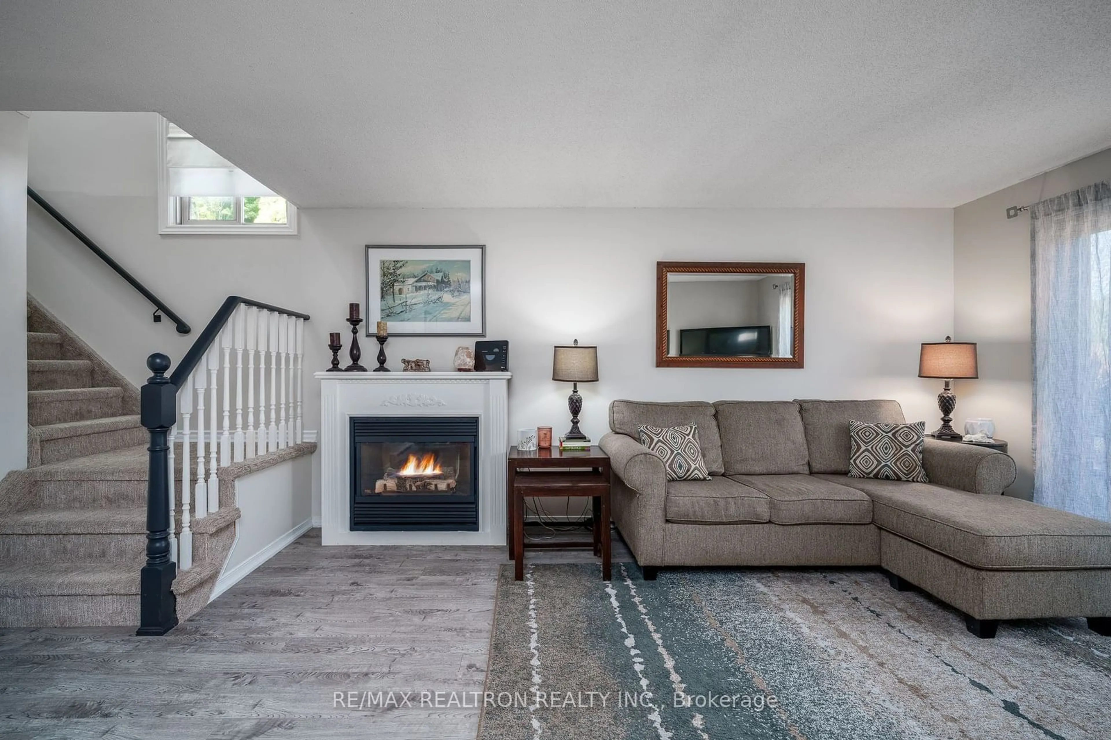 Living room with furniture, unknown for 2 Sawmill Rd, Barrie Ontario L4N 6X3