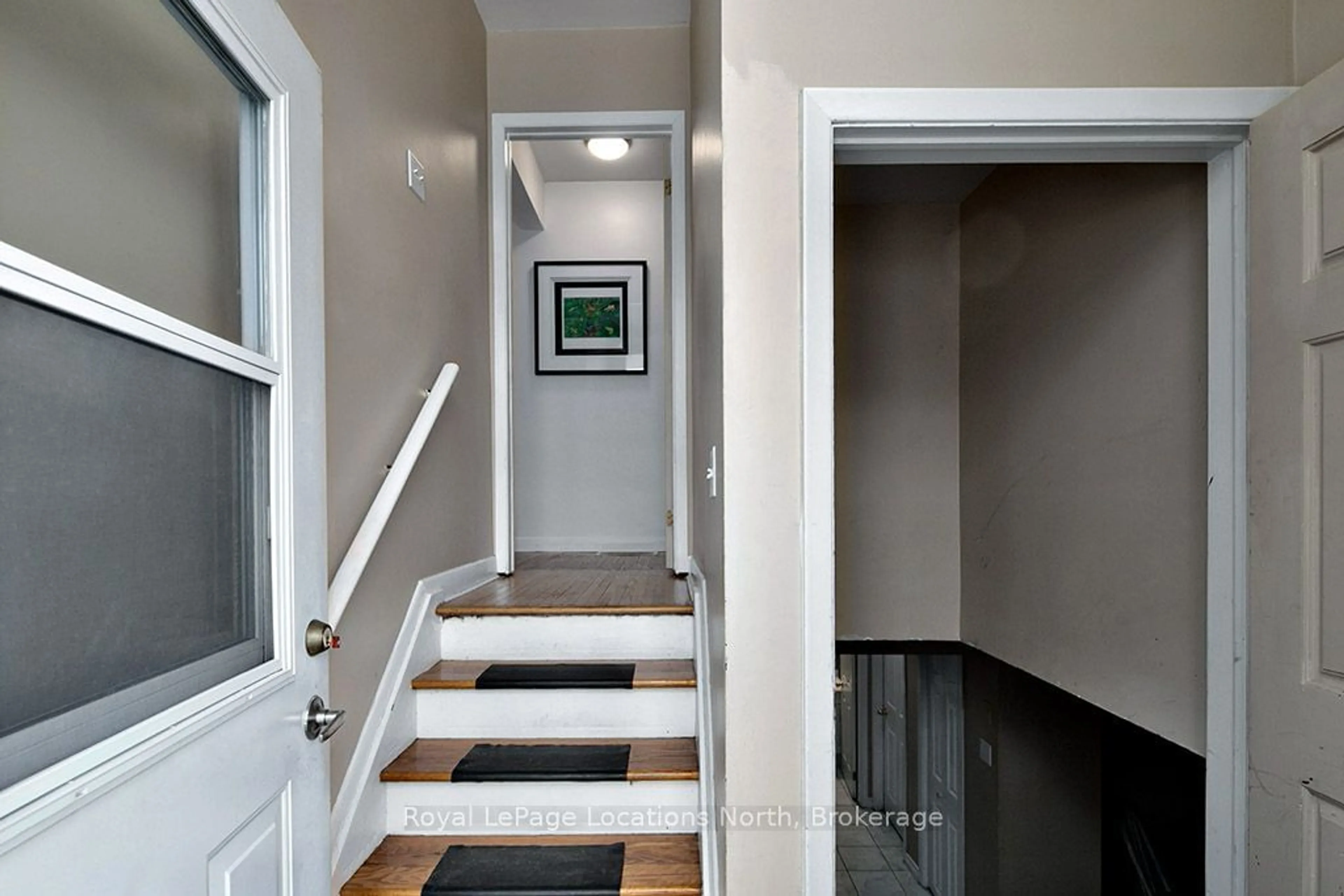 Indoor entryway for 635 Oak St, Collingwood Ontario L9Y 2Z7