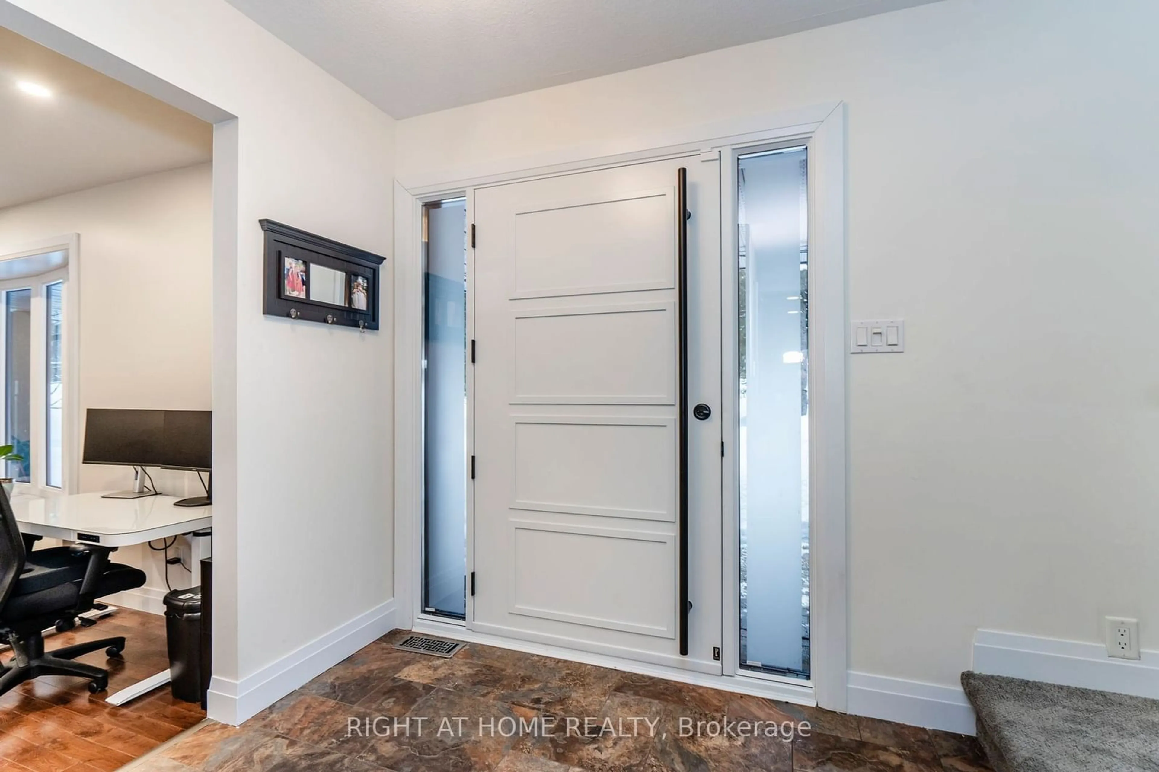 Indoor entryway for 6 Fairway Crt, Oro-Medonte Ontario L0L 2L0