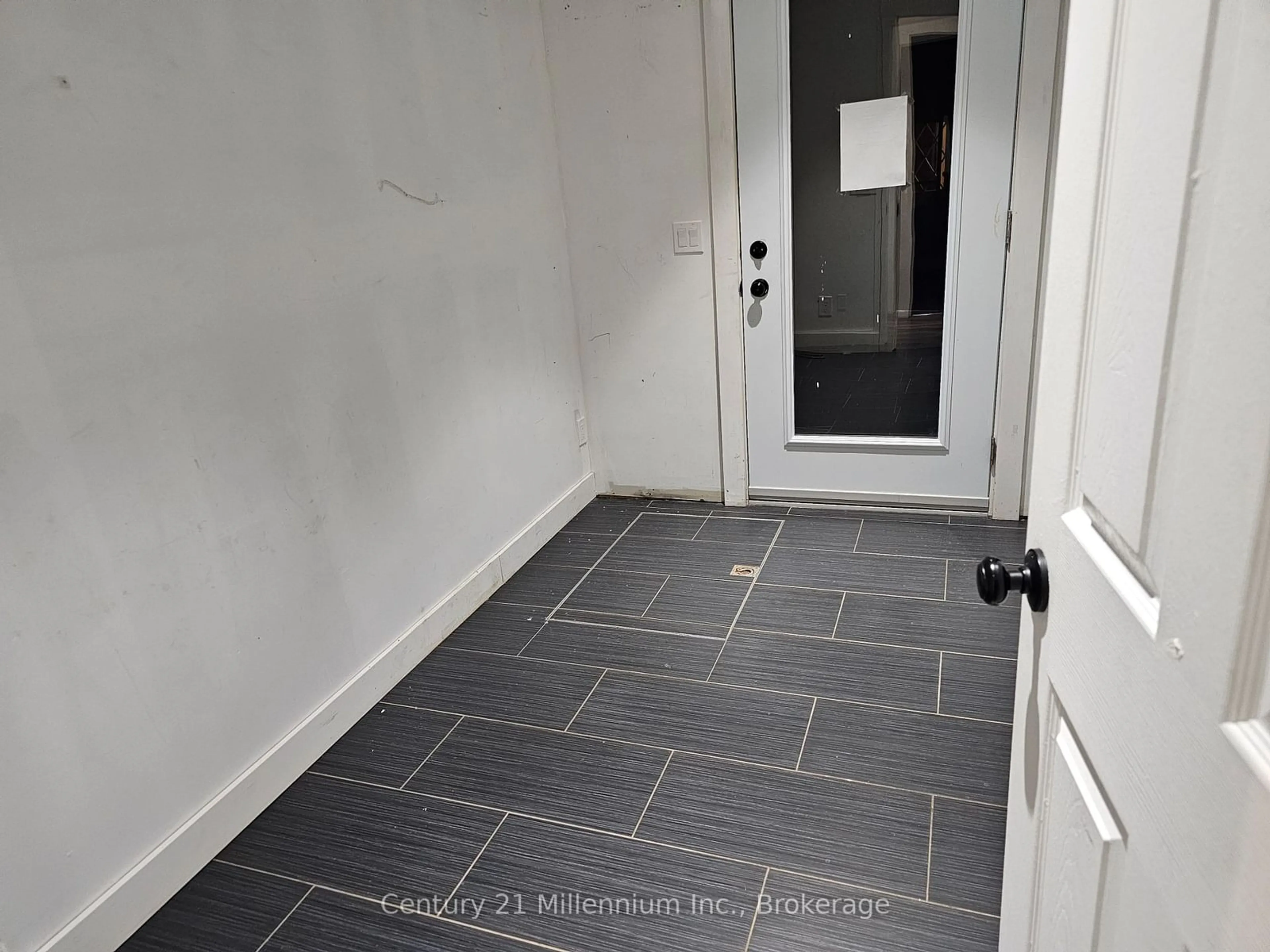 Indoor entryway for 22 Market St, Collingwood Ontario L9Y 3M6