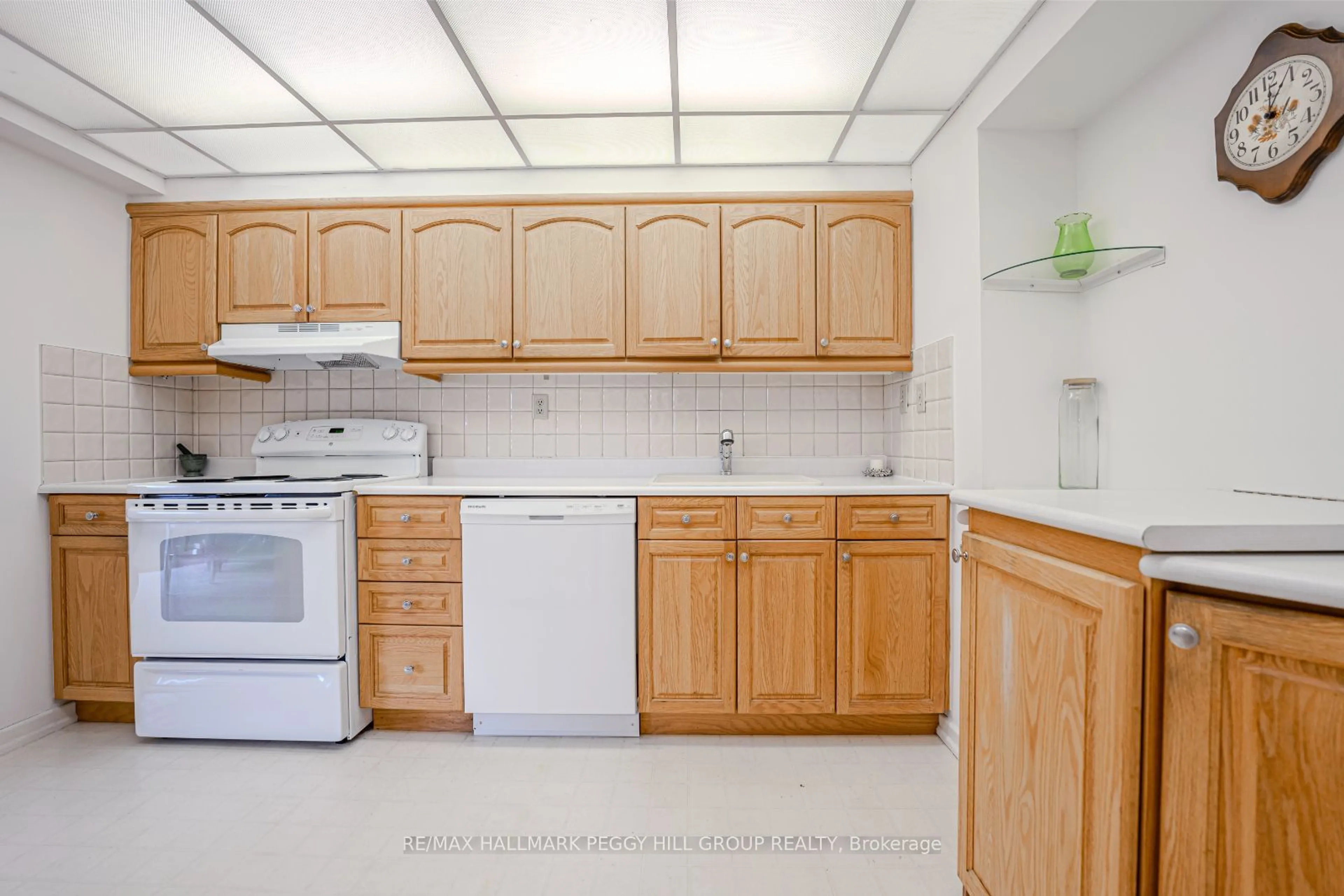 Standard kitchen, unknown for 181 Collier St #206, Barrie Ontario L4M 5L6