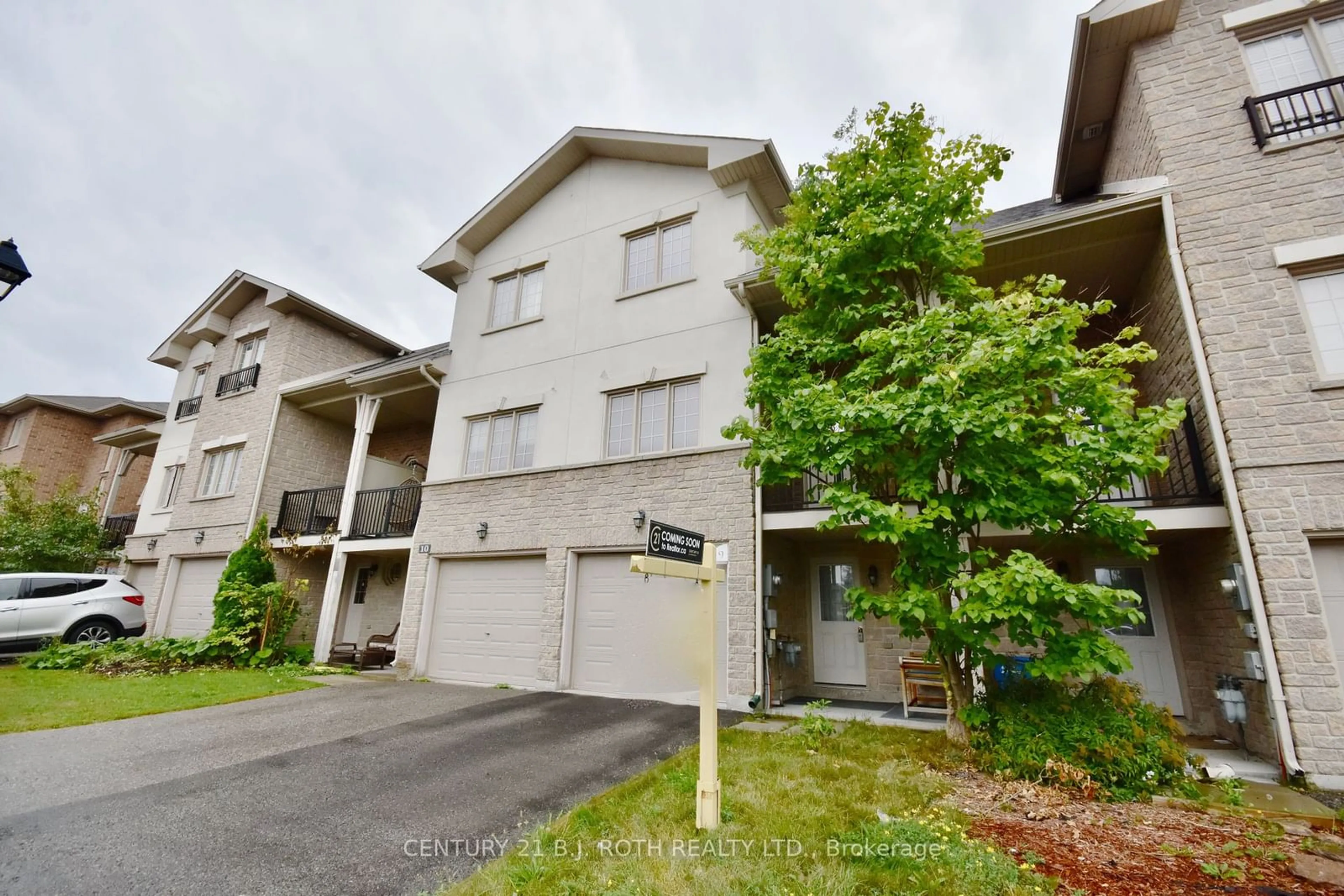 A pic from outside/outdoor area/front of a property/back of a property/a pic from drone, street for 175 Stanley St #9, Barrie Ontario L4M 0G2