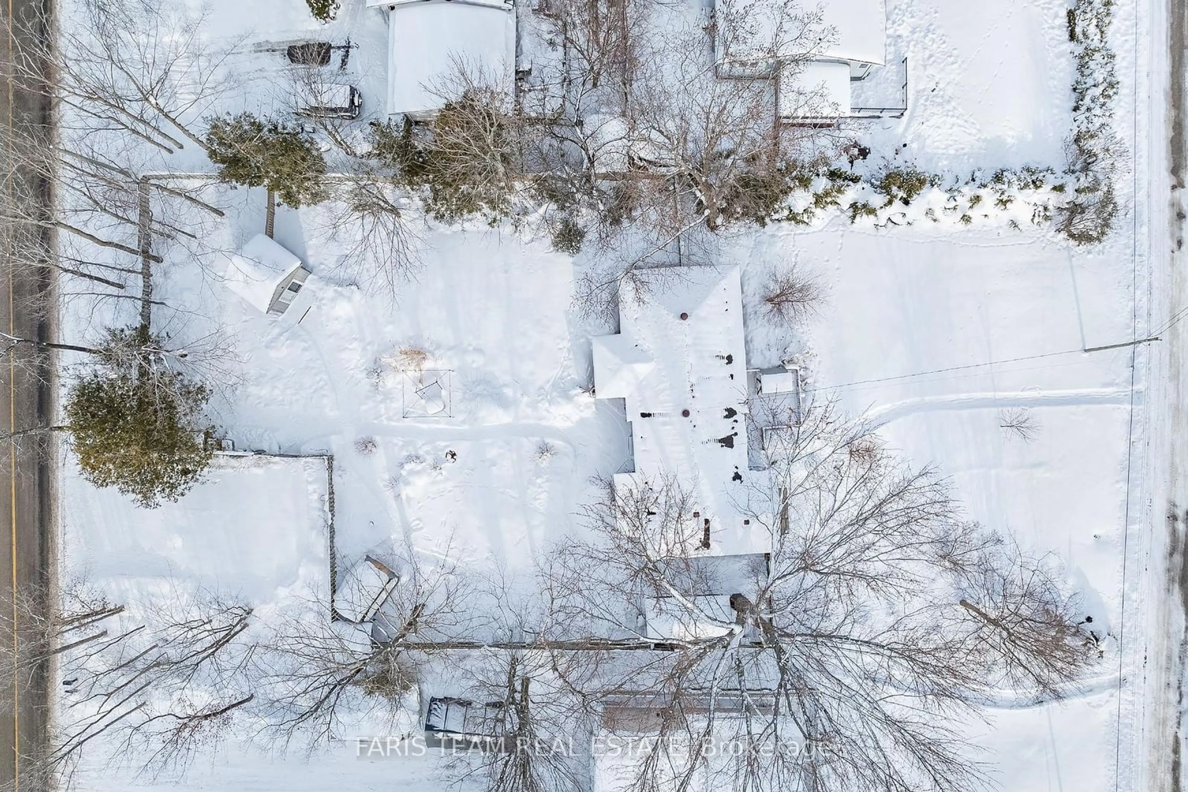 A pic from outside/outdoor area/front of a property/back of a property/a pic from drone, street for 481 Lakeshore Rd, Oro-Medonte Ontario L0L 2E0