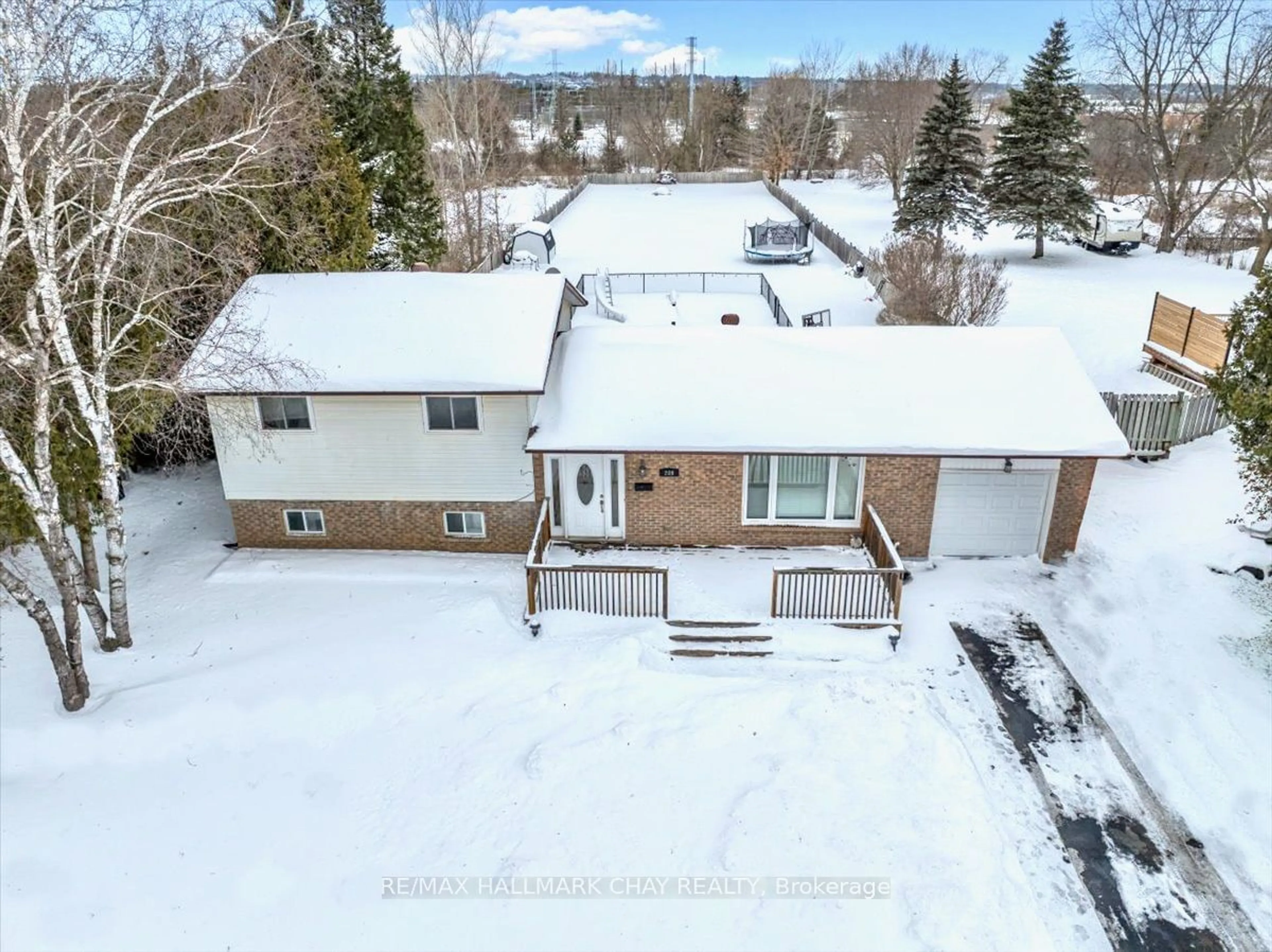 A pic from outside/outdoor area/front of a property/back of a property/a pic from drone, street for 209 Phillips St, Barrie Ontario L4N 3V2