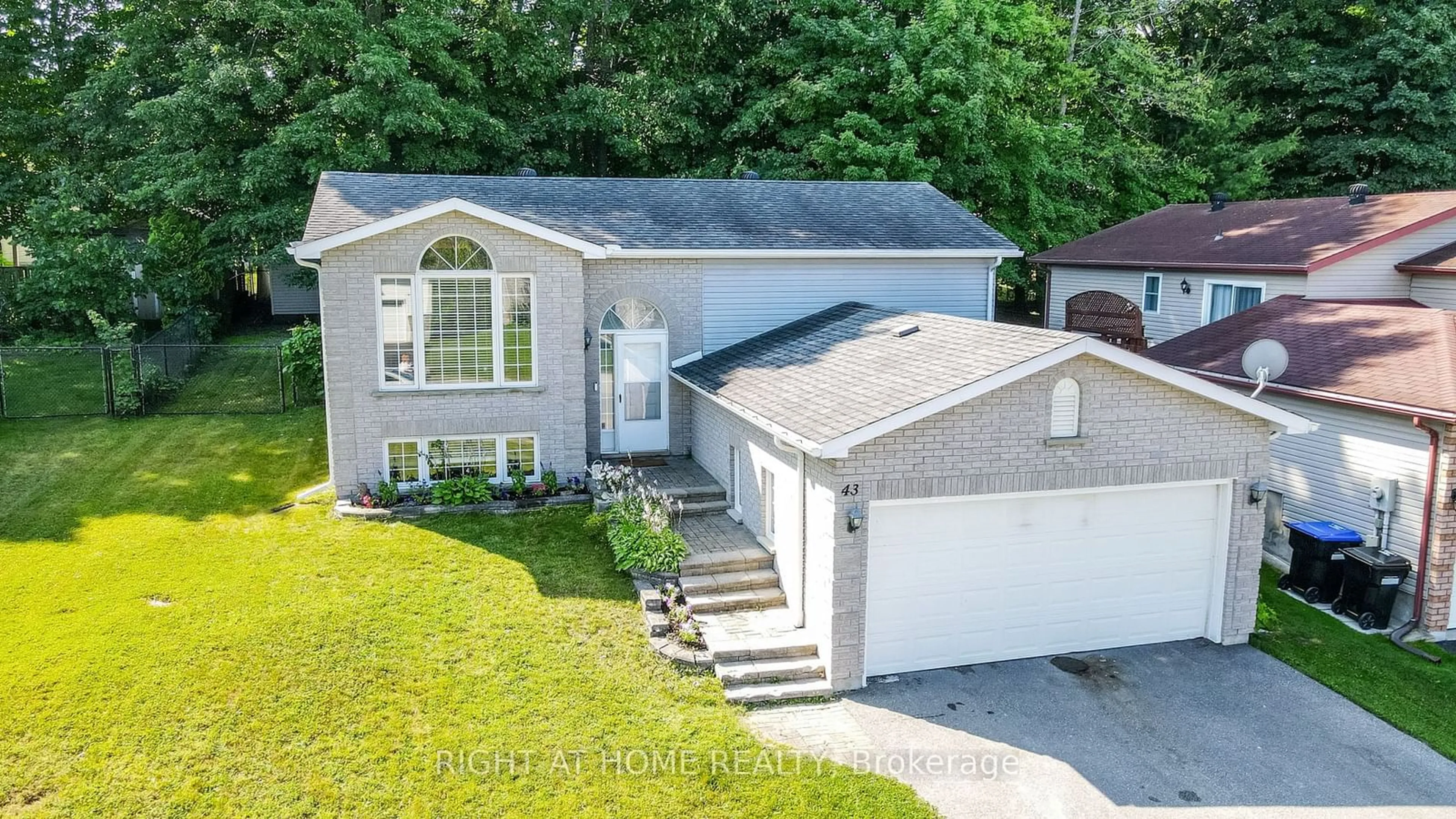 A pic from outside/outdoor area/front of a property/back of a property/a pic from drone, street for 43 Mcdermitt Tr, Tay Ontario L0K 2A0